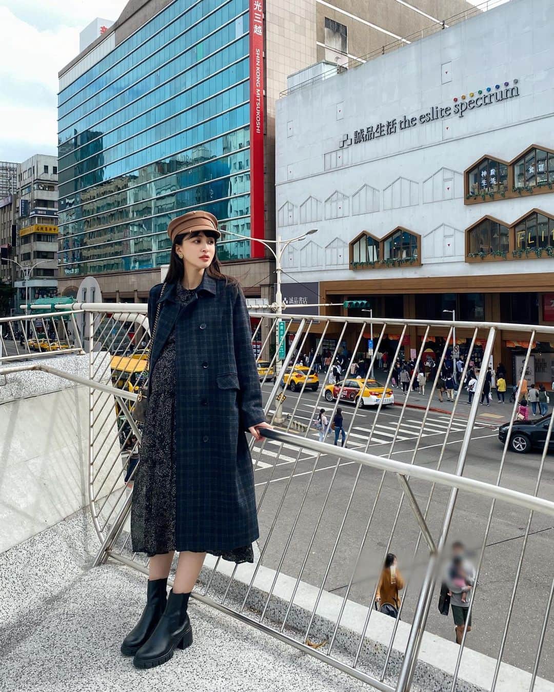 Kerinaのインスタグラム：「平常不太常來中山站這裡 所以每次來到中山站都要感嘆這裡變化好大 想當年高中時期最喜歡去衣蝶S館的女廁 坐在鏡子前的沙發上自拍 有沒有人有一樣的回憶呀🤣  外套 @anirek_official 下週新品✨ 靴 @gracegifttw x #薛妞聯名鞋 #gracegiftxkerina #薛妞孕穿搭 #anirek」