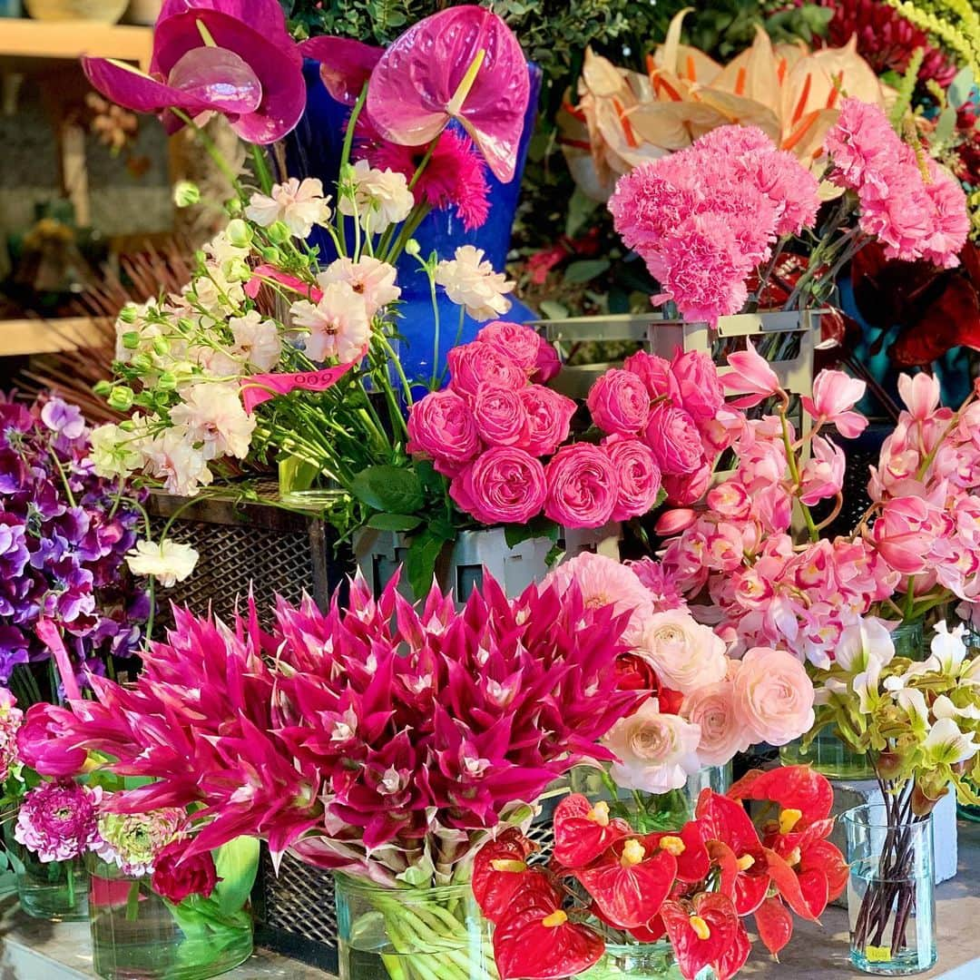 吉田玲奈さんのインスタグラム写真 - (吉田玲奈Instagram)「🌸🌷🌻 🌹Flower shop🌼 🥰幸せな空間✨ #お花のある暮らし  #花 #Flower #穏やか」1月22日 23時35分 - reina.yoshida.ciel.1218