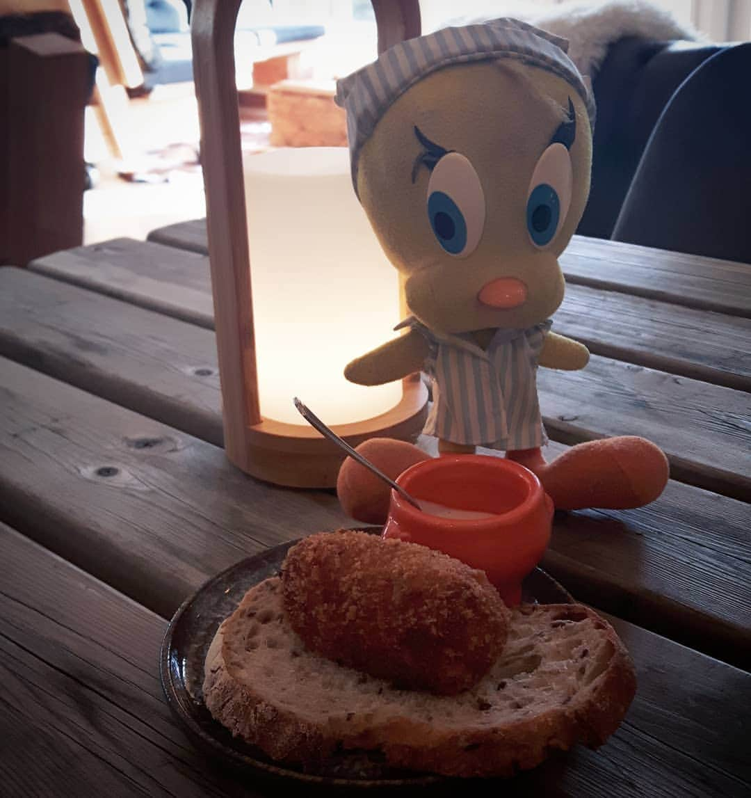 Little Yellow Birdさんのインスタグラム写真 - (Little Yellow BirdInstagram)「Let's start the weekend with a shrimp croquette! Have fun, everyone! #littleyellowbird #tweety #tweetykweelapis #adventures #yellow #bird #weekend #friday #tgif #happyhour #garnalenkroket #shrimp #croquette #aioli #stuffedanimalsofinstagram #plushiesofinstagram」1月22日 23時27分 - tweetykweelapis