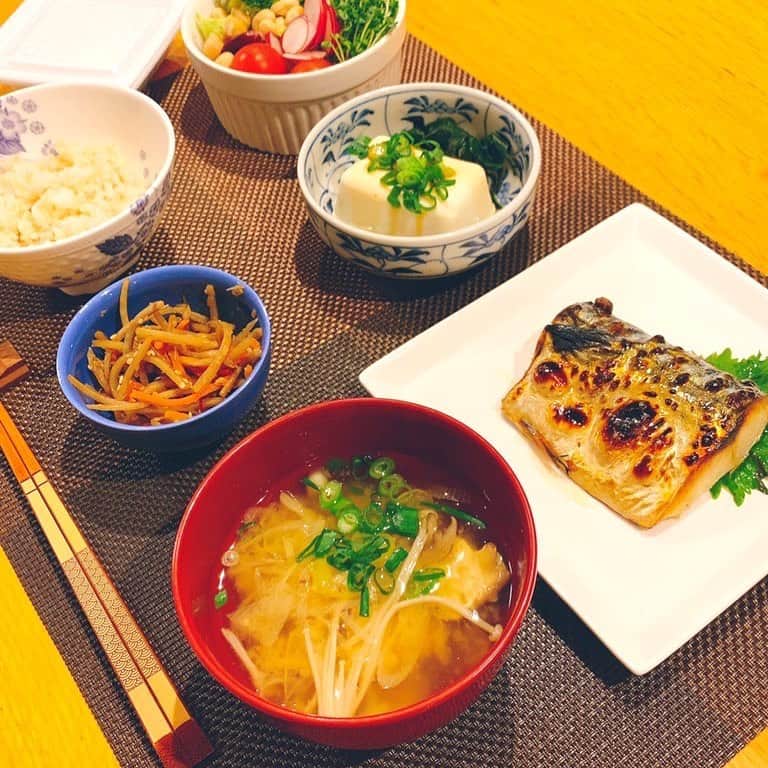 下川みくにのインスタグラム：「夜は焼きサバ〜 お魚食べるとなんかホッとする たまに食べたくなるよね サバもいいけど 銀だらも食べたいな んまっ　どっちも美味しいよねぇ 今度買ってこよっと  グリル洗うのって めんどーだよね  #夕食#魚#サバ#焼きサバ #美味しくいただきました #和食#献立#食#鯖定食#好き #mikuni飯#何食べよっかな」