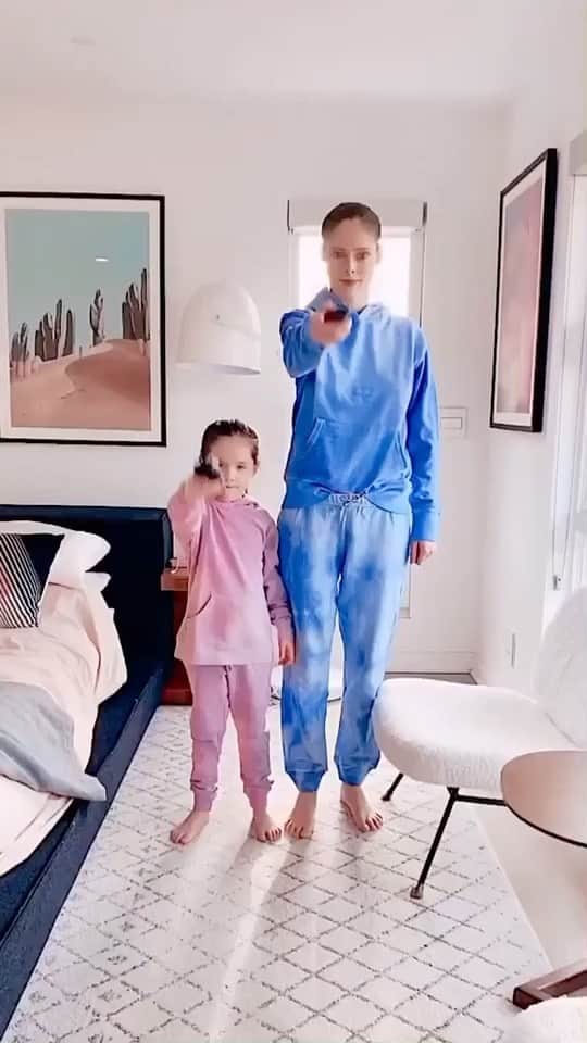 ダニジョーのインスタグラム：「DANNIJO DANCE DUO 👯‍♀️ @cocorocha & @ioniconran ➿ #dannijogirls」