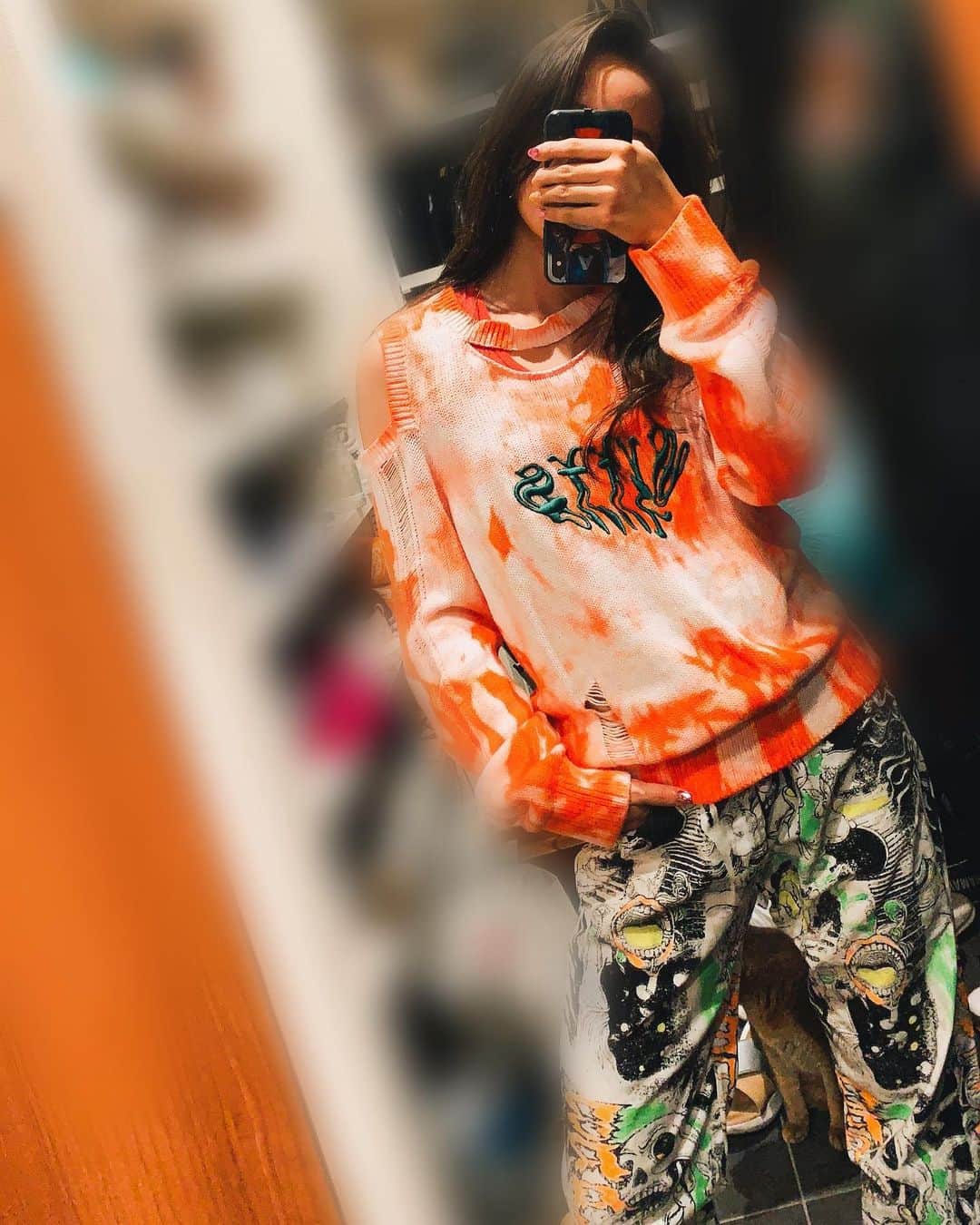 小池優奈のインスタグラム：「今年はね、派手な格好が開運に繋がるらしいのよ。これ着たの去年だけど。  #足の間にチビ #服 #私服 #コーデ #ジーンズ #派手コーデ #柄パンツ #オフショル #cordinate #ootd #fashion #diesel #orange」
