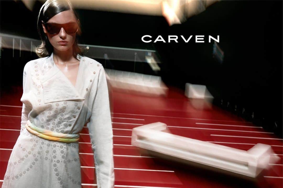 のインスタグラム：「Introducing #Carven Spring-Summer 2021 Collection  Artistic direction @olivierleone Photographer @carlijnjacobs Video @axelmorin_ Stylist @victoiresimonney Image @carlafrediani & @yoannetmarco Model @carolineknudsen_ Choreographer @ericvonchristison Hair @ramoneyluv Makeup @karinwesterlundd Manicure @beatrice_eni Set design @corentin_still Casting @ikki_casting Production @white_dot_prod Sound design @lauriedarmon  A pop-chic spirit, a movement between the strange and the casual, between the mysterious and the iconic, #Carven Spring-Summer 2021 Collection is now available in stores and on www.carven.com   #CARVENSS21」