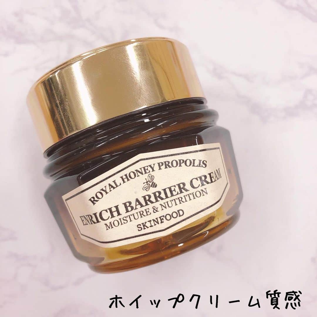 小西さやかのインスタグラム：「日本が最も寒いと言われている大寒の時期になりましたね！気温がどんどん下がり、家でも会社でも常に暖房を一番高温に、さらに最大風量で使っているのではないでしょうか？ . そんなときに気になるのが部屋の乾燥です。 朝起きたら肌がカピカピになるぐらい乾燥しているのではないでしょうか？ . 保湿ケアにおすすめなのが、韓国のプチプラブランド　スキンフードのロイヤルハニー プロポリス　エンリッチバリアクリーム。 . 空気中の水分を引き寄せる効果があるハチミツ（保湿成分）に、アミノ酸・ミネラル・ビタミンなどをバランスよく含むロイヤルゼリー（保湿成分）が配合されている高保湿クリーム . 使用感が独特で、見た目に真っ白なホイップクリームのような質感のクリームです。 . 肌の温度で溶けるシアバター（保湿成分）も配合されているため、かなり重めの高保湿テクスチャーにも関わらず、肌にのせるとすーっと溶けて肌になじみます。 . 乾燥で悩んでいる方におすすめのクリームです。 #乾燥#乾燥肌にオススメ #乾燥肌対策 #乾燥肌ケア #乾燥対策 #乾燥肌コスメ #ホイップクリーム#はちみつ#保湿ケア #保湿クリーム#スキンフード#韓国コスメ#韓国プチプラコスメ #韓国コスメレビュー #韓国コスメ大好き #韓国コスメ好きな人と繋がりたい #韓国コスメおすすめ #skinfood」
