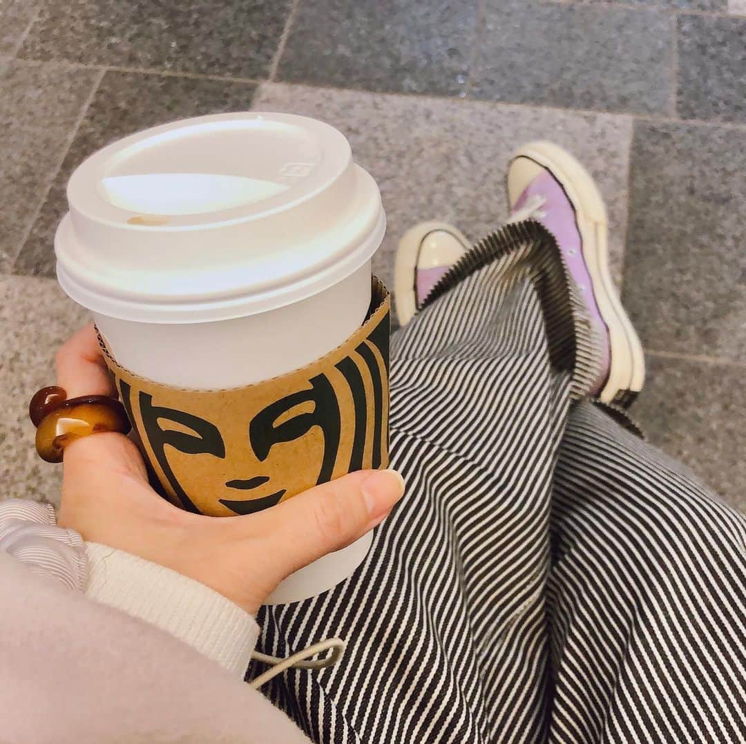 トリイクニコのインスタグラム：「スタバ20時直前ですべり込みセーフ🥤  最近一斉に閉まるから 帰宅時の🚙渋滞がすごいんだよなぁ、、🙄  表参道ヒルズも20:00閉館。 はやーw  2枚目に🏷付けました。」