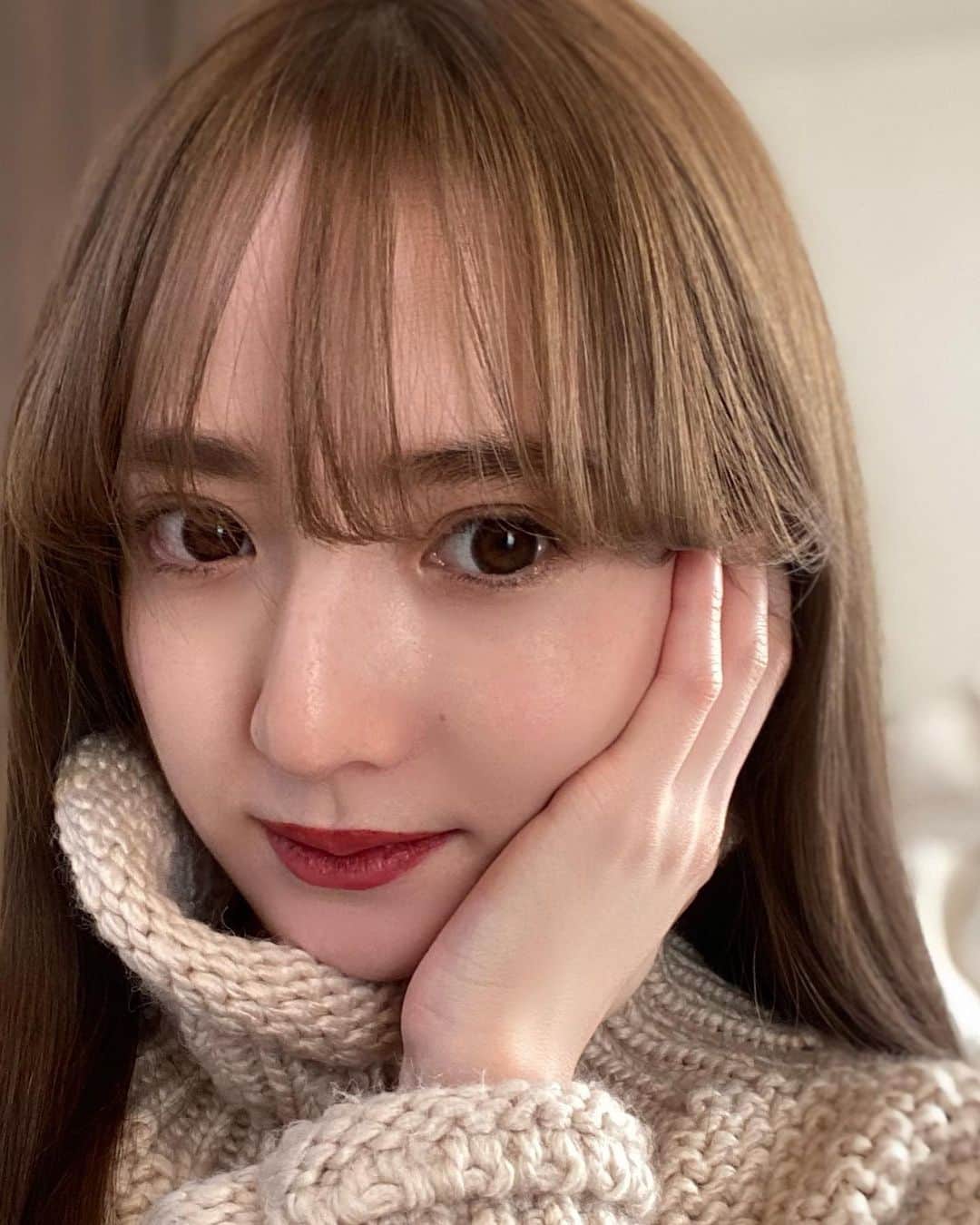 平木愛美のインスタグラム：「⚪️  産後初、new color🤍🤍🤍  コラボアイテムの撮影が入る予定になり、急遽！そしてやっと、行けたーーー！ ２時間のだっしゅで🚕  そしてvioletの皆さまが、わたしの長く大変な髪をいそいで素敵に可愛くしてくださったーーーーー！ 髪が生き返り。しあわせ。  @hodaka さんのカットは安定に最強。産後なかなかサロンも行けず傷んでた髪がうそみたいに、艶々さらさらになった〜💜 今回色は明るめにしたい気分でお任せしたよっ。可愛い色。 次回あたりにピンクにしたいな〜なんて思ってたり…☺︎  サロンは感染対策もとてもしっかりされていて、安心して過ごせました。✨✨  出る直前にミルクあげておむつ替えていき、 べびはそのあいだずっとすやすや寝てたみたい💕良かった〜！  このご時世でやっぱり産後なかなか友達にも全く会えていなくて…久々にvioletの皆さんに会えてほっこりしたな〜🧸💓」