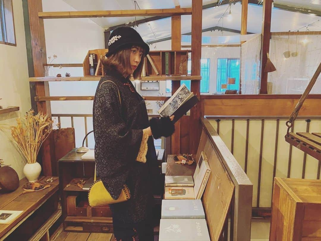 MIAKAさんのインスタグラム写真 - (MIAKAInstagram)「おうち時間増えた為、本をまた読んでます。 読み終えちゃった！ お休み期間も本と向き合ってたけど、元気になっても本は読み続ける📖 ・ ・ ・ #自分のためになるからね #おうち時間長いから写真ありません #和装した写真しかありません #おうち時間を楽しもう  #おうち時間をもっと楽しく  #和装フォト #和服美人  #着物美人 #着物スタイル  #着物姿 #着物ガール」1月22日 23時45分 - miaka.jp