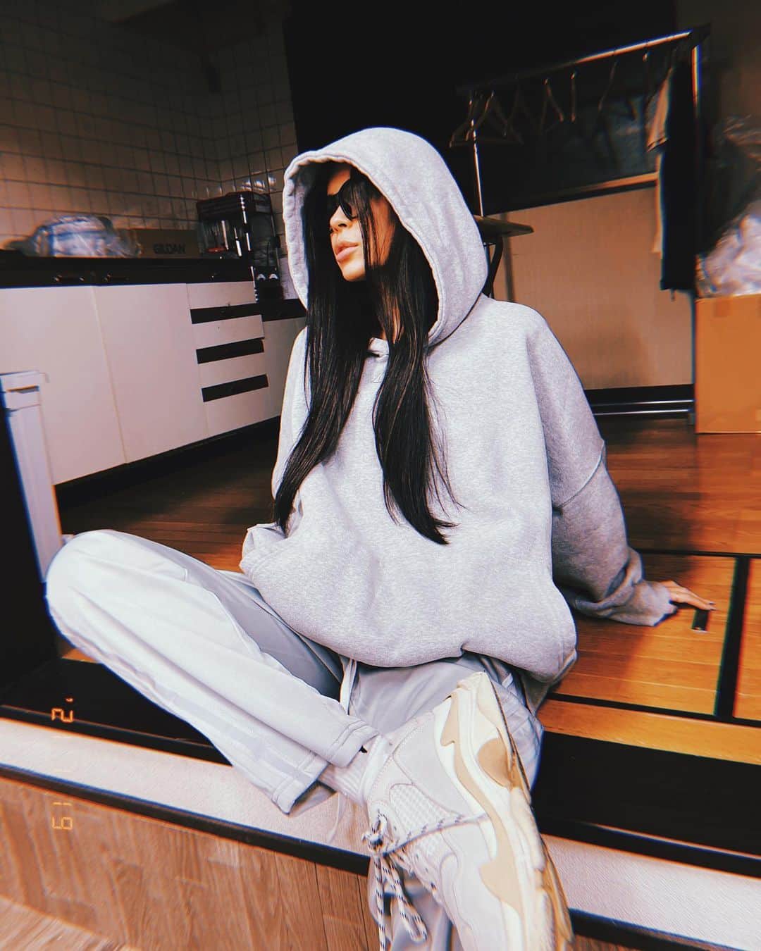 藤川ありすのインスタグラム：「__ 好きなカラーはベージュ、グレー、ブラックです。 お気に入りのグレーのパーカー発売中。 420TIME TO SMOKE @blitt_official」