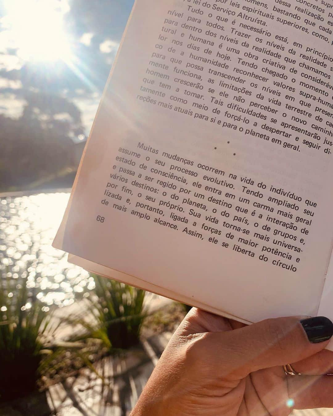 Yanna Lavigne 稲垣アンのインスタグラム：「Já era tempo da Era se tornar NÓS e não somente EUs na consciência em massa. Só olhar ao redor e reconhecer que precisamos mais do mundo do que ele de nós ♻️ tão básico, tão simples... Pense nisso 🖤」
