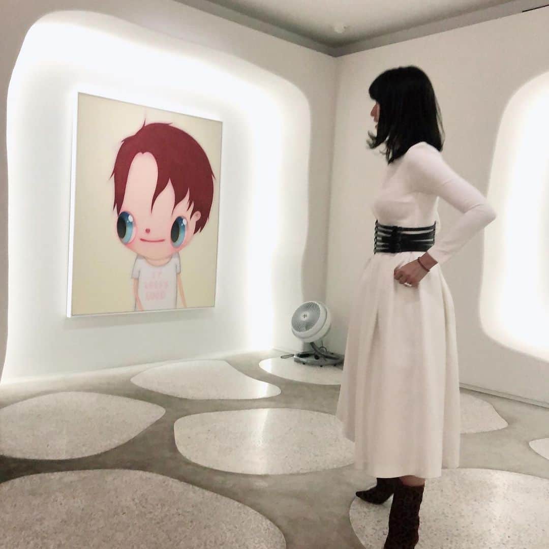 森下千里のインスタグラム：「ハビエル・カジェハの絵と。  このワンピースが好評でした。 ウエストに巻いたベルトは、 ずいぶん前に購入した @alexandermcqueen で すこしハードなイメージに。  ブーツは@ZARA  髪の毛を少し強めに黒に。  #黒髪風  #ハビエルカジェハ  #現代アート #ワンピースコーデ」