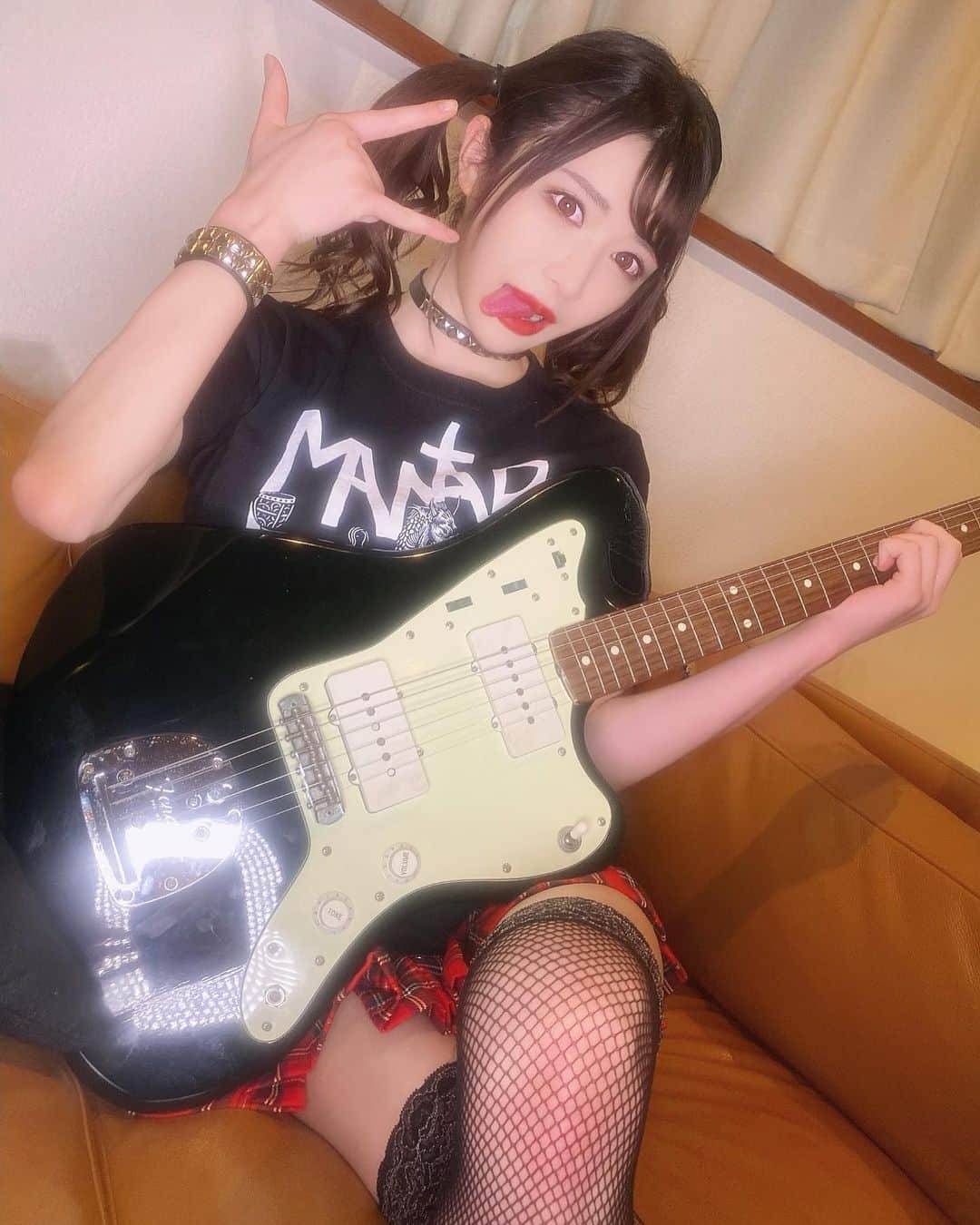辻井ほのかのインスタグラム：「#バンギャ  #ギター #音楽 #歌 #バンギャメイク」