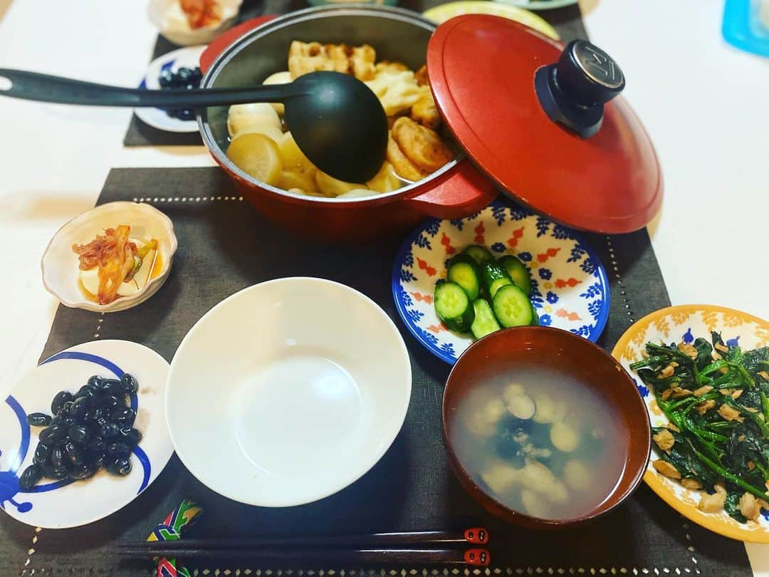 有働文子さんのインスタグラム写真 - (有働文子Instagram)「お家ご飯🍚✨明日から寒くなるので、おでん🍢 作り置きもいくつか作成出来たので、今日は、はなまるだっ！  #おうちごはん  #きゅうりの漬物  #ほうれん草とツナの和え物  #しじみの味噌汁  #黒豆 #キムチ豆腐 #キムチは新潟から届きました」1月22日 23時49分 - udou_fumiko