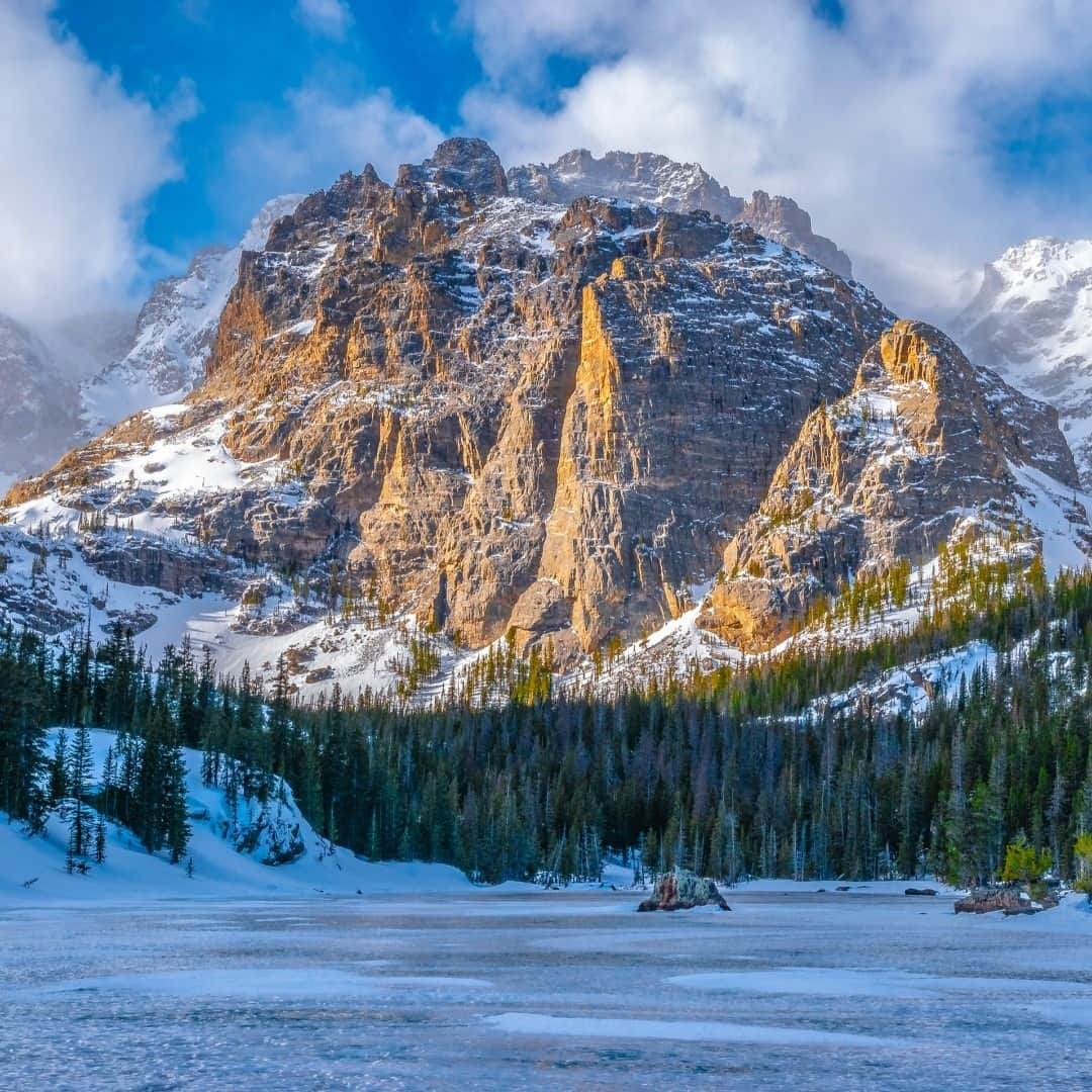 アメリカ内務省さんのインスタグラム写真 - (アメリカ内務省Instagram)「Who’s up for a little weekend #adventure? Famous for its paternoster lakes (a series of glacial lakes connected by a single stream or a braided stream system), Rocky Mountain National Park in #Colorado always has you thinking, “I wonder what’s over that hill.” Photo of @RockyNPS by Jeremy Janus (ShareTheExperience.org). #usinterior #FindYourPark」1月23日 0時00分 - usinterior