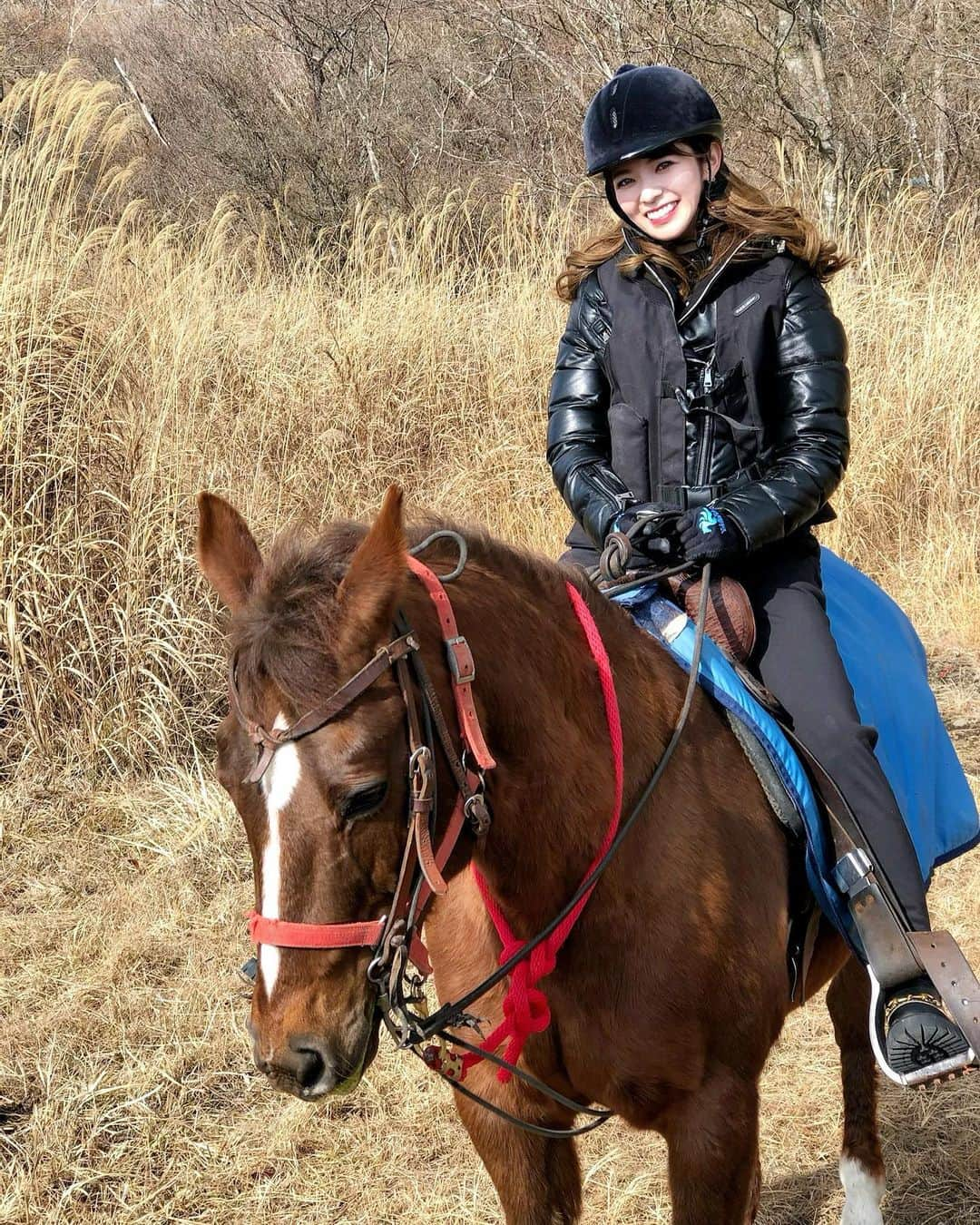 岩根沙恵子?さえみるさんのインスタグラム写真 - (岩根沙恵子?さえみるInstagram)「🐴念願の乗馬•••🥺❤️💖 楽しすぎて降りたくなかった🤤！！ . 初めてでも中だけではなくて お外で乗馬させてもらえるの🥳👏 初めは落ちないか不安だったけど 全く問題なかったよ☺️💡 . 御殿場の【ヴィルタス ライディングクラブ】🏇💖 ウェスタンっぽい雰囲気がおしゃれ✨ スタッフの方も優しくって安心できました☺️ . 今回お相手してくれたのはリンクスちゃん❤︎ おやつタイム少なめでいい子でした🥴 妹のように声かけながら乗馬してたけど 喋りすぎて動画がうるさい😂 また載せます✌︎ . ああ、早くまた乗りたい•••😈💟 忘れる前にね😘 . @windyrider さん、ありがとうございました🌷 . #乗馬 #乗馬女子 #乗馬体験 #乗馬クラブ #乗馬ファッション #ヴィルタスライディングクラブ #乗馬好きな人と繋がりたい #念願の #virtusridingclub #riding #ridingclub #スポーツ女子 #馬」1月22日 23時54分 - saemiltiii