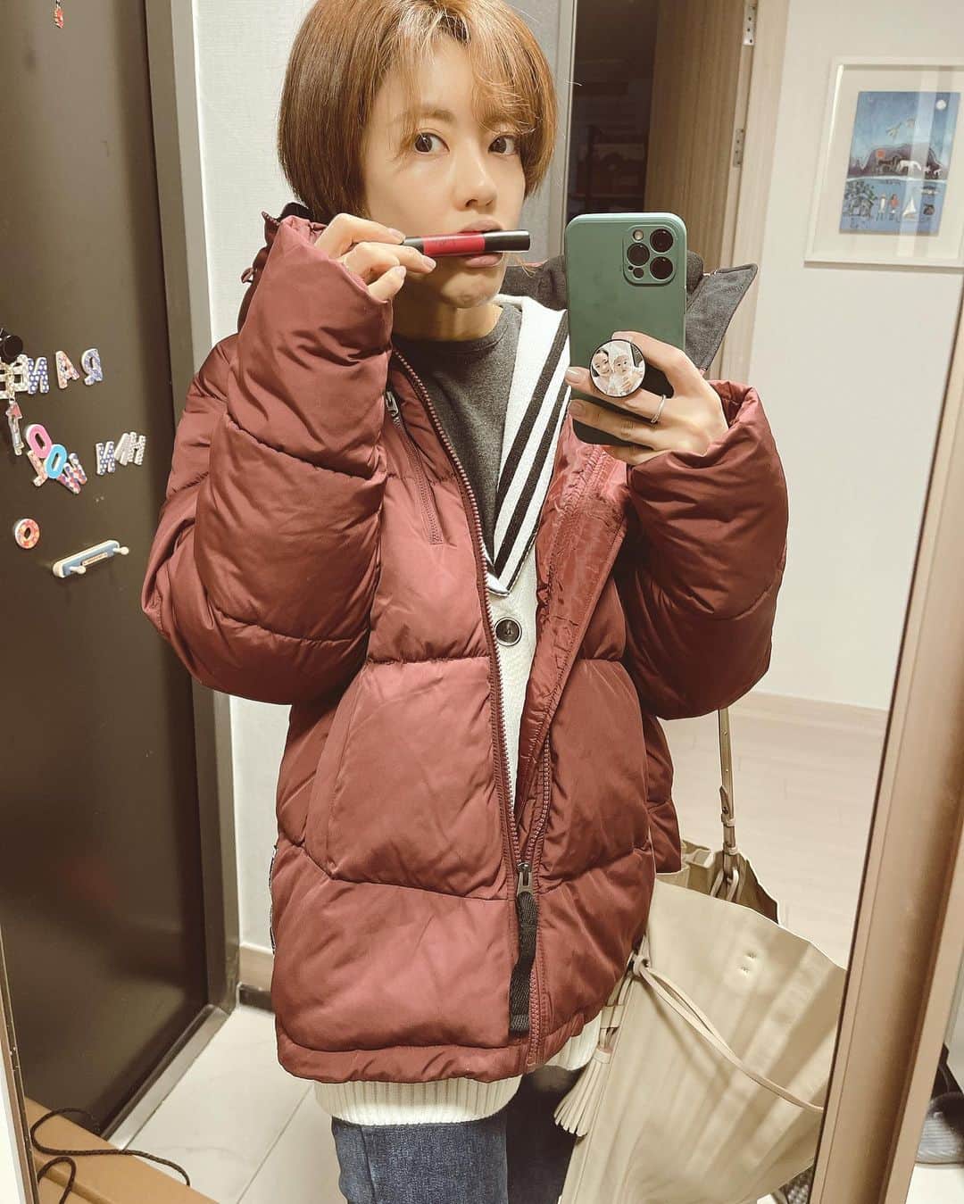イ・ユンジのインスタグラム：「외출을대하는자세, 톤업선크림바르고 립스틱하나쓱싹 그랬지 그랬는데, 요즈음은 마스크가 있으니 그것마저 간단해지려고해. 발라? 말아?  지녀야할기본과, 간단해져야하는것들에대한생각을 하다 제대로 딴길문득.  #몇일전외출전#일단자자소울이꿈틀댄다」