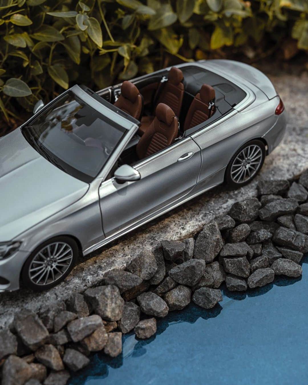 メルセデス・ベンツさんのインスタグラム写真 - (メルセデス・ベンツInstagram)「Just as stylish and authentic as the original – the Mercedes-Benz C-Class Cabriolet model car. Make it yours now.  #MercedesBenz #Cclass #modelcar」1月23日 0時00分 - mercedesbenz