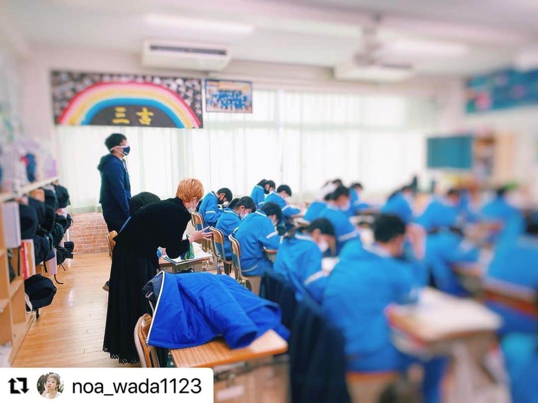 SAWAのインスタグラム：「本日は《若者の孤独をなくす》を モットーに走り続ける戦士 @noa_wada1123  NOAコーチが お届けする　"鏡の中のぼく" コーチングプログラムをサポート！ 中学校にお届けして参りました。  流れる映像に見入る後ろ姿 NOAコーチの問いかけに 自分の世界に入り込んでいるその背中に このコーチングプログラムの必要性 また未来を担う子ども達の背中に希望を感じ 引き続きのブラッシュアップ そして歩みを止めてはならない！ と、感じずにいられない時間となりました。 　 全国の小中学校導入へ向けて これからも全国のコーチ仲間と共に 走り続けます！！  今日は素晴らしい時間を 有難うございました。  NOAコーチ！お疲れ様でした！！  TCS認定コーチ　@noa_wada1123  SAWA  #Repost @noa_wada1123 with @make_repost ・・・ . 今日も、中学1年生へコーチングプログラムをお届けしてきました！そして今日が今年度最後のお届けでした。今日はコーチ仲間である @sawa_iam さんがサポートで入ってくださいました🌟﻿ ﻿ ﻿ ゲスト講師として担当させていただいた3クラス。クラスそれぞれの雰囲気があり、アンケートでいただく生徒たちからの感想もさまざま。﻿ ﻿ ・自分のことを楽にできた時間でした﻿ ・''自分''がいなくなるまで一人ぼっちじゃないと知れてよかった﻿ ・この時間を通してもっと自分自身のことが知りたいと思った﻿ ・自分を責めすぎず素直でありたいと思えた﻿ などなど本当にたくさんの感想をいただきました。﻿ ﻿ 98名中96名の生徒が「来年度もまたやりたい」と答えてくださり、97名の生徒が「このプログラムは今後の生活に活かせる」と答えてくれました。﻿ ﻿ そして全ての感想にあったのが、「自分のことを考えること、自分と向き合うことって今まで無かったから、とても楽しかった。」というものでした。﻿ 一番よく分からないものが自分自身だったりするのは、そして誰よりも自分のことを知りたい分かりたいのは、年齢問わず変わらないことなのかもしれないなと。﻿ ﻿ このプログラムを通して届けたいことを、生徒たちが感じ取ってくれたことがすごく嬉しかったです。﻿ ﻿ ﻿ そしてこのご時世に、こうして開催を承諾してくださった先生方。毎回感想やフィードバックをくださり、わたしのことを応援してくださっていました。﻿ 本当に感謝の気持ちでいっぱいです。﻿ ﻿ ﻿ 子どもの可能性を広げていくのが﻿ 大人の役割の１つなのだとしたら。﻿ ﻿ いま私たち大人は、本当に、﻿ 子どもたちの可能性を広げられているのだろうか？﻿ 逆にせばめてはいないだろうか？﻿ ﻿ 3クラス分のコーチングプログラム提供を通して、コーチとして、子どもたちとの今後の関わりを見直すきっかけにもなりました。﻿学ばせていただいてるのは、ほんとうにいつもわたしの方です。﻿ ﻿ ﻿ このプログラムをもっともっとたくさんの生徒へ届けられるように、今年は頑張ります！﻿ 大きな夢の1つだった学校へゲスト講師でコーチングを届けることが叶ったので、ひとまず自分おつかれおめでとう❣️を今日は自分に送りたいと思います💐﻿ ﻿ ﻿ PS.﻿ 最後の写真は、今回このプログラム開催につなげてくださり、スクールコーチの夢を叶えてくださった先生とのバックショット！﻿ SAWAさん、お写真ありがとうございます！﻿ ﻿ photo ﻿& support @sawa_iam  ﻿ #のあとコーチング﻿ #コーチング﻿ #10代20代にコーチングを﻿ ﻿ ﻿ ーーーーーーーーーーーーーーーーーーーーーーーー﻿ コーチングについての質問や問合せは、﻿ @noa_wada1123 プロフィール﻿ 「メール」からメールをお送りください💭﻿ ﻿ 提供中のコーチングサービスについては、﻿ プロフィールのURLからご確認くださいませ🐤﻿ ーーーーーーーーーーーーーーーーーーーーーーーー﻿」