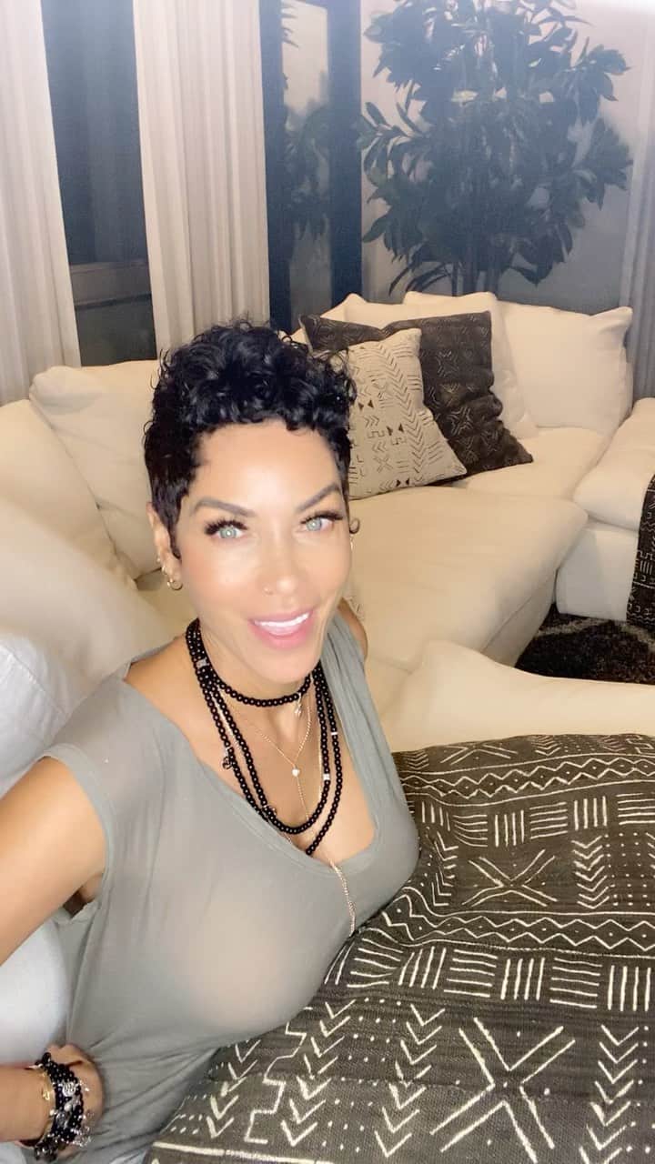 ニコール・ミッチェル・マーフィーのインスタグラム：「40% off on FLP til January 31 No promo code needed. #flp #jewelry  #sale  #friendshiplovepeace」