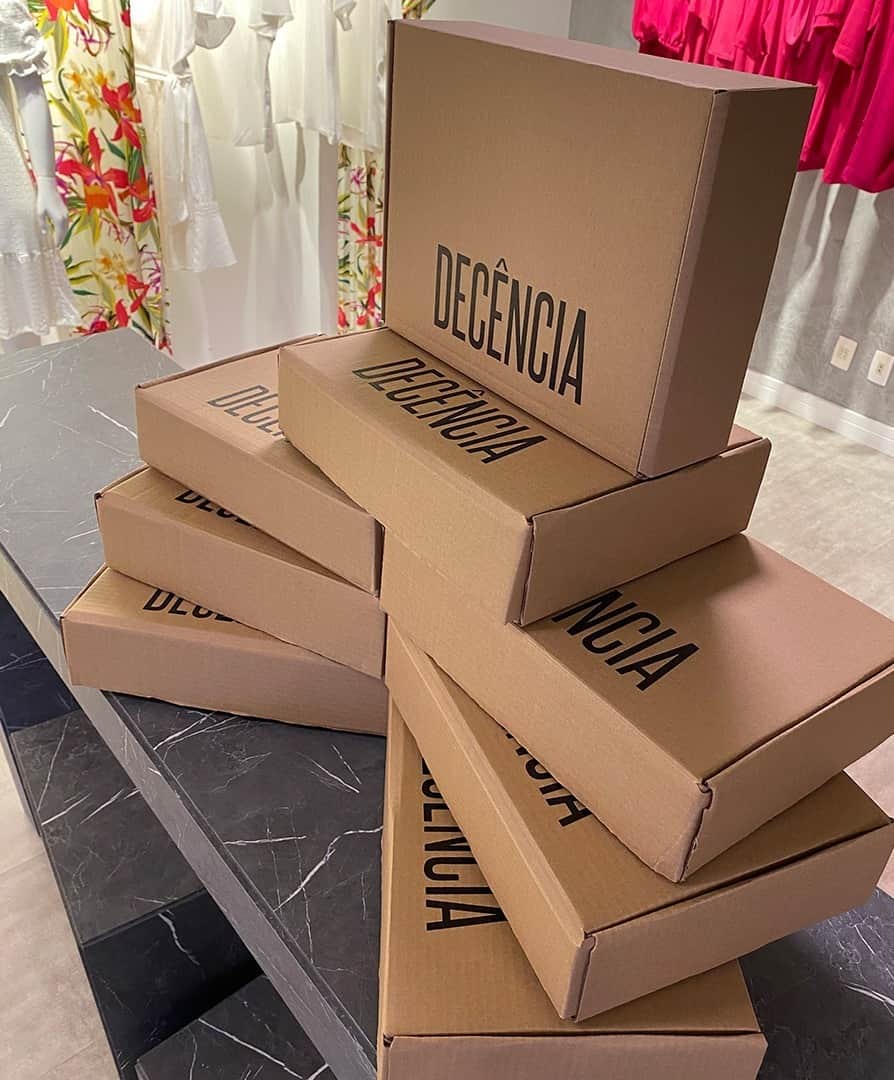 DECÊNCIAのインスタグラム：「Que tal aproveitar a sexta-feira para escolher as suas peças favoritas com até 50% off? Os pedidos da nossa sale estão a todo vapor por aqui! Corre para garantir o seu desconto: www.decencia.com.br ou pelo link da bio 🛍 #decencia #modaplussize #roupasplussize #sale #plussizeonline」