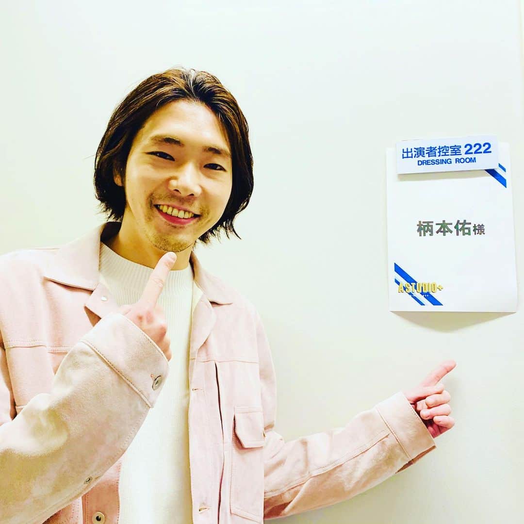 天国と地獄 ~サイコな2人~のインスタグラム：「#Aスタプラス ご覧いただきありがとうございました🧠✨  #ベストセラー小説 (予定) #セミとギャル #作者の柄本佑先生です #先生似合いすぎる服は捨てるそうで #先生ギャルのTikTokerになりたいそうで #よくわからないですが #先生とりあえずサイコーです 🕺 #そんな先生ご出演のドラマ #天国と地獄 ~サイコな2人~ #第2話明後日放送です☺️ #柄本佑 #綾瀬はるか #高橋一生 #北村一輝」