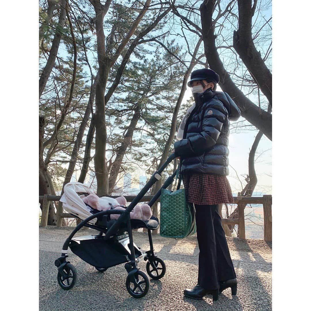 渡辺亜紗美さんのインスタグラム写真 - (渡辺亜紗美Instagram)「﻿ ぽかぽかな時間に少しだけ外気浴。﻿ ﻿ 人の少ない、とてもいい公園を﻿ 見つけました　☺︎🌤﻿ ﻿ 今はどこに行くのも怖いので﻿ この出会いはありがたいなぁ。﻿ ﻿ ﻿ ﻿ #娘はまだブカブカなもこもこうさぎにくるまっています🐰﻿ ﻿ #赤ちゃんのいる生活﻿ #お散歩﻿ #bugabooBee6 ﻿ #バガブービー6﻿ #生後2ヶ月﻿ #baby﻿ #babygirl﻿ ﻿」1月23日 0時13分 - asami_w_927