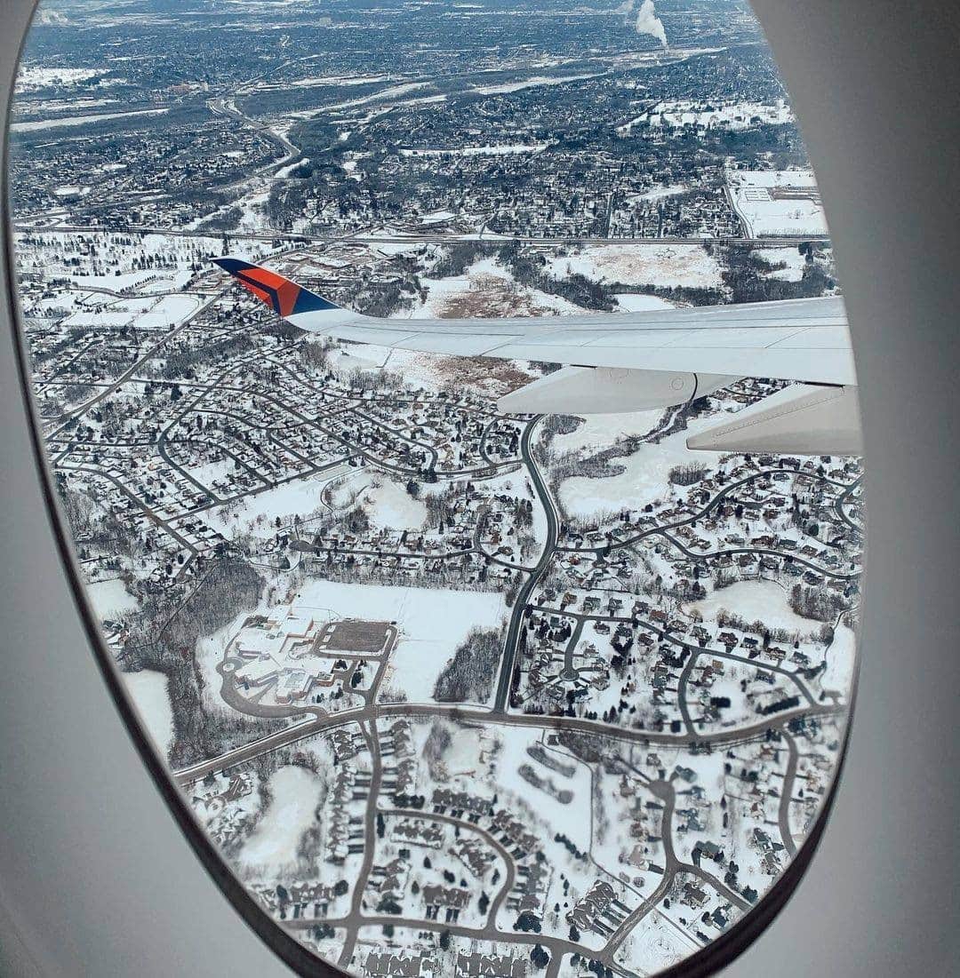 デルタ航空のインスタグラム：「"Delta Main Cabin was honestly... great! An open middle seat allowed for extra legroom and the crew was great!  I will say, the views leaving MSP were the best though!"  Safety, service and good views. A combo we can get behind.  Photo: @touristkay」