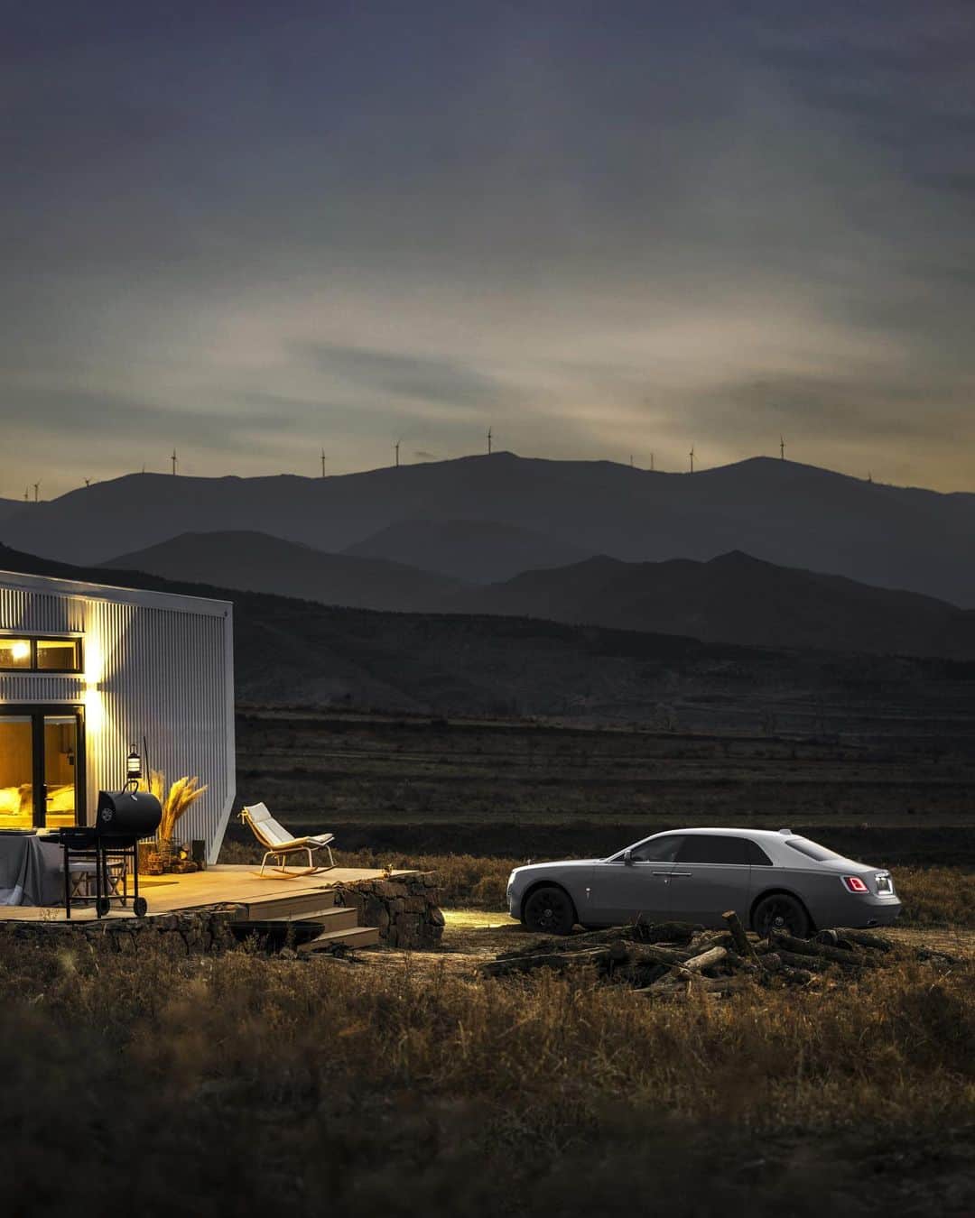 ロールス・ロイスのインスタグラム：「Ghost converses effortlessly with its environment.   The purest expression of Rolls-Royce yet, its presence captivates. Its architecture works in harmony with any landscape.  Under a starlit sky. Across a sun-drenched desert. Upon a dappled forest road. Wherever it goes, Ghost is seamless.  Discover #RollsRoyceGhost; link in bio.  — NEDC (combined): CO2 emission: 343 g/km; Fuel consumption: 18.8 mpg / 15.0 l/100km. WLTP (combined): CO2 emission: 347-358 g/km; Fuel consumption: 18 – 18.6 mpg / 15.2-15.7 l/100km.」
