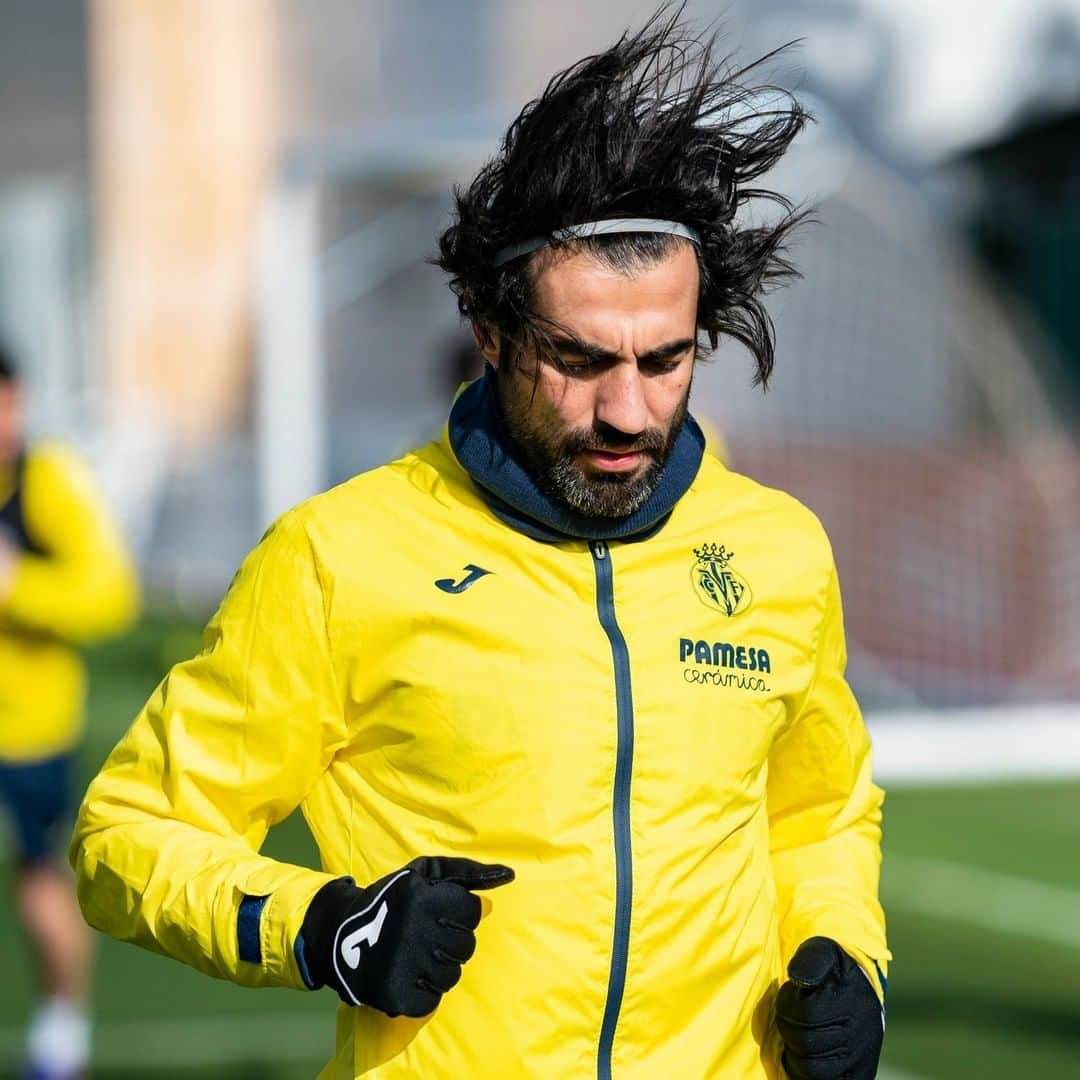 ビジャレアルCFのインスタグラム：「Mucho viento 💨 en el último entrenamiento antes del #HuescaVillarreal.  Endavant 💛💪! . A lot of wind 💨 during the last training session before #HuescaVillarreal.  Endavant 💛💪! . #Villarreal #futbol #football #soccer #laliga」