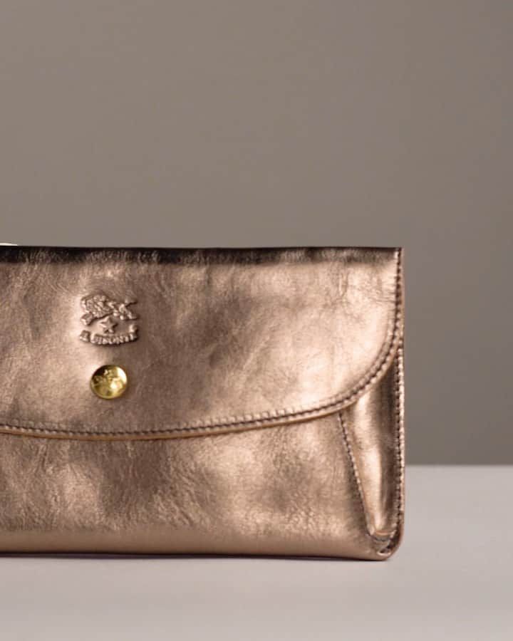 イルビゾンテのインスタグラム：「Be prepared not to go unnoticed! Unconventionally classic, the accessories in metallic cowhide leather blend essential lines and unexpected sparkling finishes. #ilbisonte #madeinitaly #metallicpurse #leatherbags #sustainability」