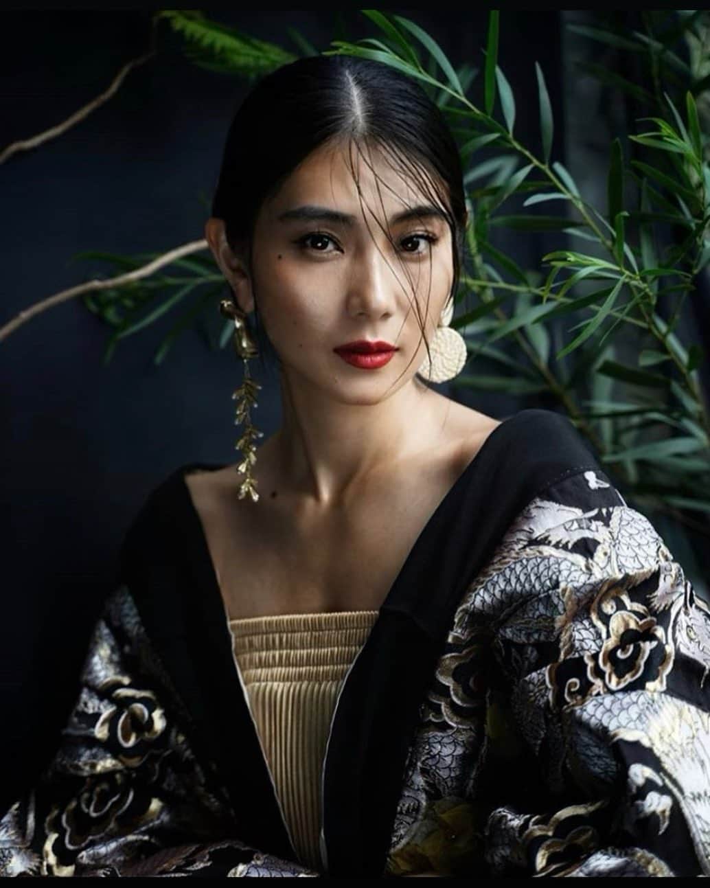 のインスタグラム：「Kimono dress style by @louisexincouture  Photo by @daviddavincis @davidlundins  . .  . . #louise #dress #collection #withthewind #kimonodress #japanese #swedish #elegantdresses #asianmodel #japanesemodel #blachandwhitephotography #cateyes」