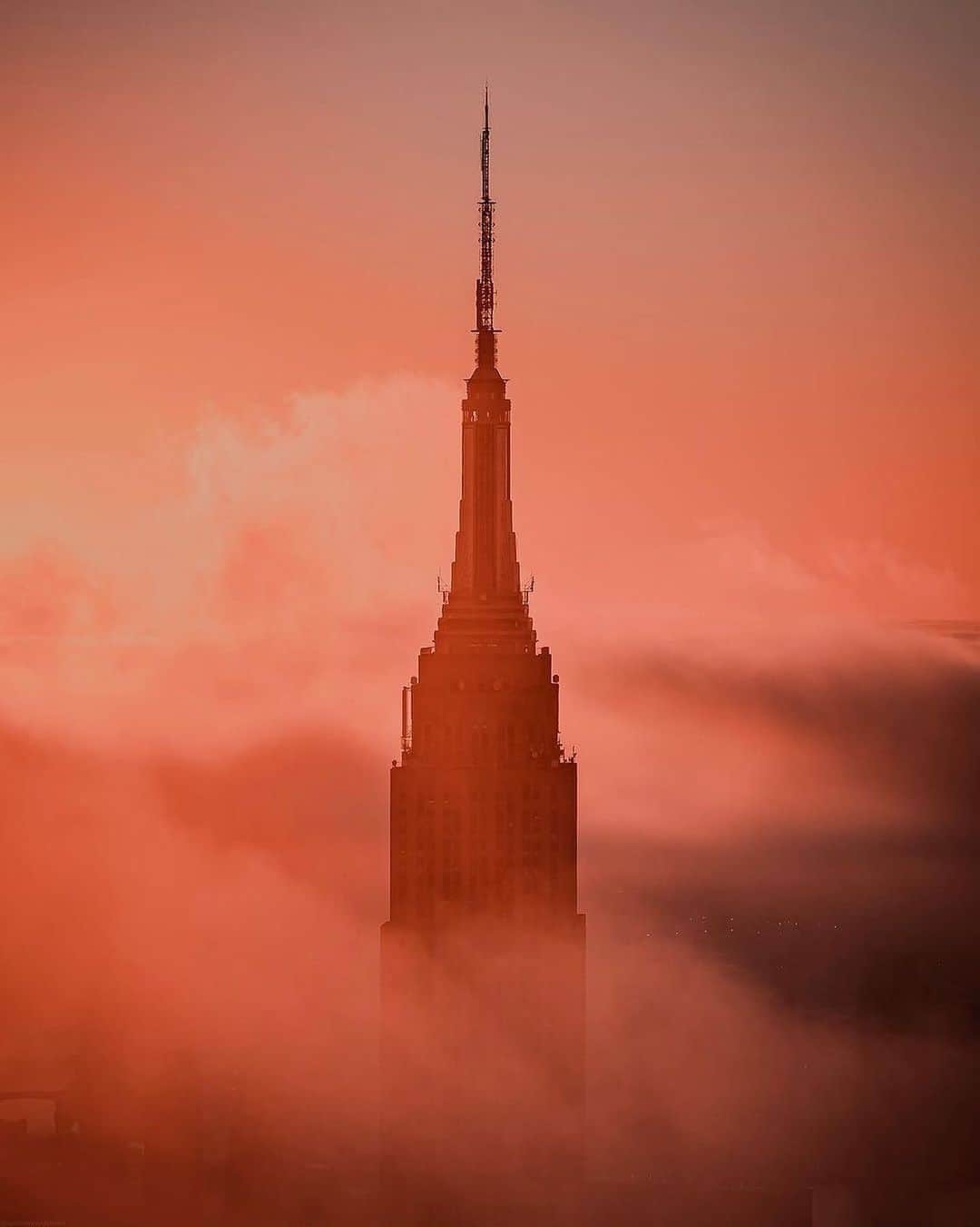Empire State Buildingのインスタグラム：「“New York is where the future comes to audition”  - Ed Koch  ⠀⠀⠀⠀⠀⠀⠀⠀⠀  📷: @daretoliveyourdream #EmpireStateBuilding」