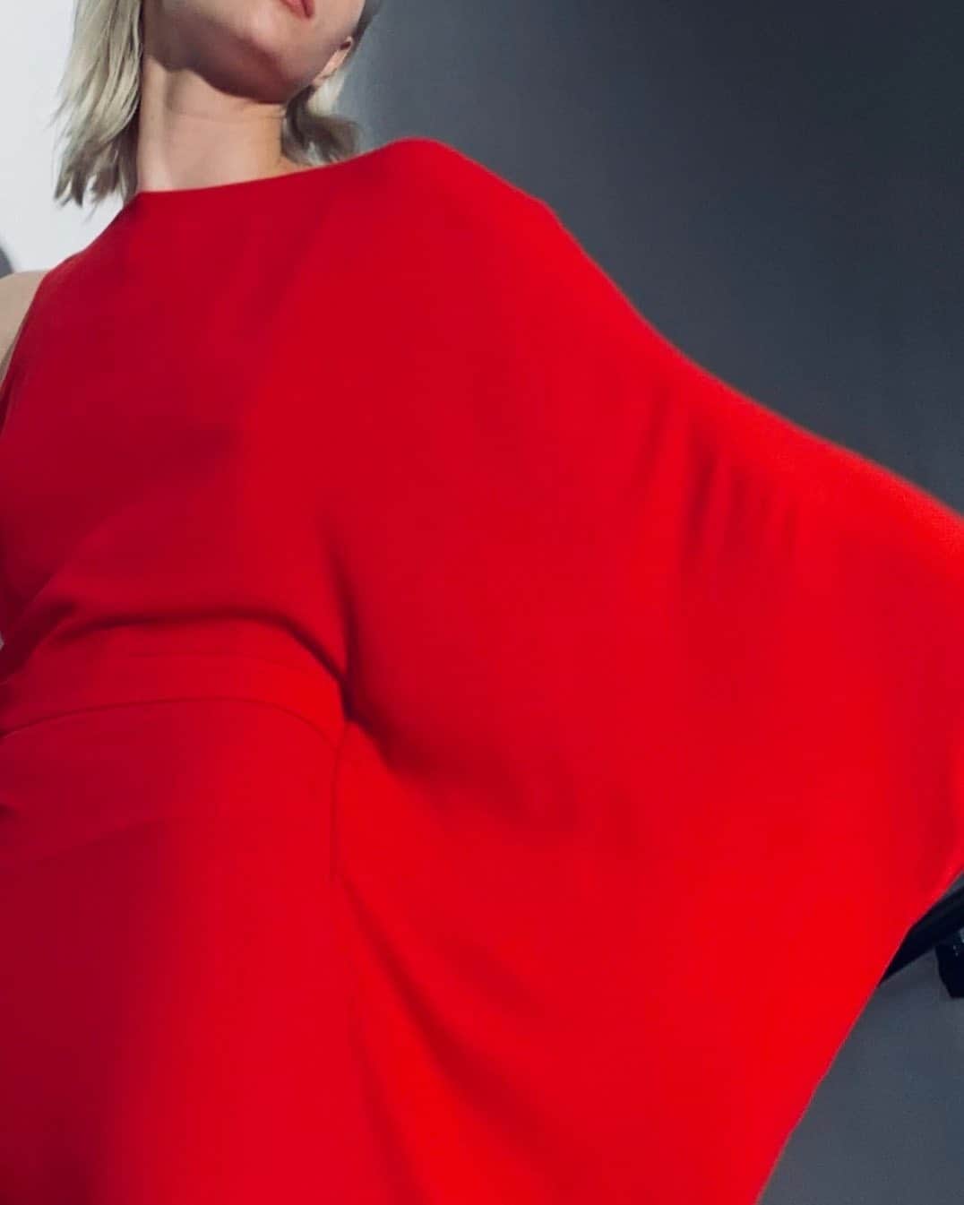 ホルストンのインスタグラム：「Simple yet powerful. #halstonred」
