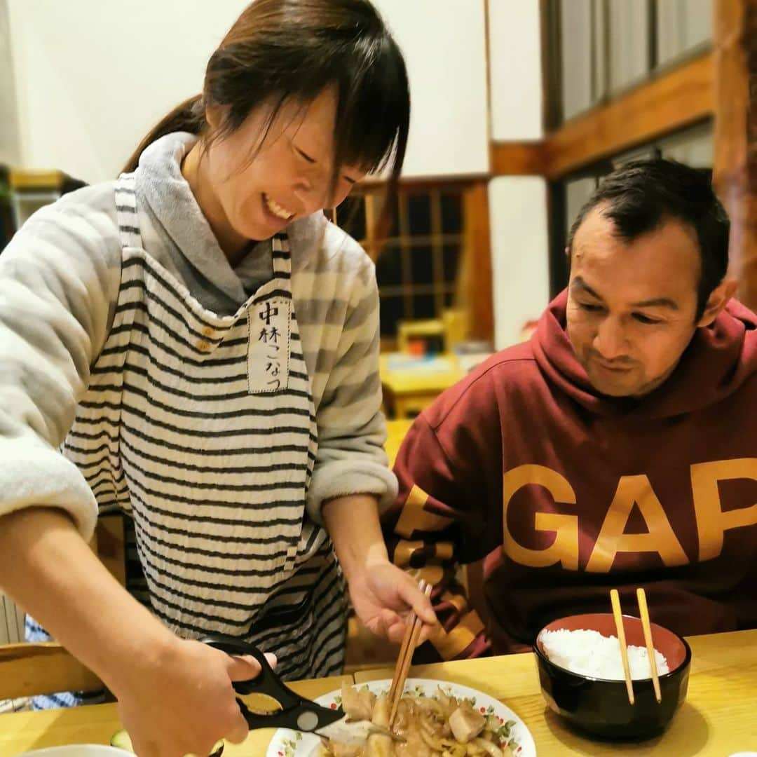 中園健士さんのインスタグラム写真 - (中園健士Instagram)「【SNS発信プチ講座その４】 その３もいいね！数多くて コメントも結構あったので続編。 僕が刺さる文章を書いてる時に 意識してきた事は 全体に配信！ではなくて 個人１人に対してメッセージを 送るように心がけたりしてました。 （今は意識せずにやれてる） どういうことかと言うと 例えば僕の文章読んで 「うわ！これ私の事だ！」 「私のこと言われてるみたい。。」  みたいな気持ちになったこと ありませんか？ 　 　 イエスであればそれは 僕の意図通りということですね。 　 　 そう。相手の心を揺さぶる 文章というのは 全体配信ではなくて あなた個人に訴えかける 魂のこもったメッセージなんです。 　 　　 ちなみにコピーライティングで モノを売るには絶対的に 必要なことが相手の心を 揺さぶることです。 　 　 　 心をざわつかせると言いますか 気になって気になって しょうがない。 　 とか 僕の投稿、メルマガが 楽しみでしょうがない。 　 　 みたいな心境になると 心を揺さぶれてる証拠です。 　 　　 誰にでも出来る簡単な所を 言うと 「みなさん」「皆様が〜」 を 「あなた」 に変えるだけでも違います。  　 あなたに訴えてるんですよ。 ってことを文章に 魂込めて書く。 　  　 まぁこのへんは長くなるので ズームとかで喋りながら 実践交えながらやった方が いいので気が向いたら （要望多ければ） 刺さるコピーライティング講座 ズームレクチャーやります。 　 　 参加費用は通常価格１６０円の ところコメントくれた方は 無料にしましょうかね。  　 #集客コンサル  #集客コンサルタント  #集客ノウハウ  #集客方法  #集客力アップ  #集客力  #集客したい  #集客  #集客できない  #集客改善  #集客アドバイス」1月23日 0時36分 - nakazono.kenji