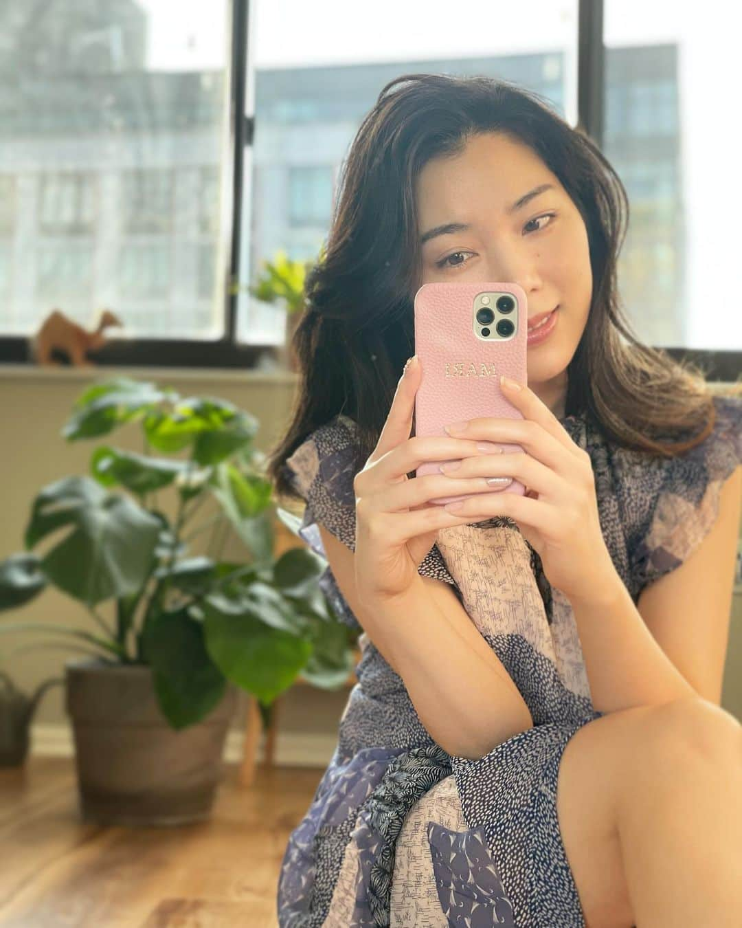 永瀬まりさんのインスタグラム写真 - (永瀬まりInstagram)「I got a special gift from @maisondesabre, thank you for your pretty iPhone case😍💓💓 10月に注文していたiPhoneが、配送中に盗難に遭ったりと。。何だかんだでようやく手元に届きまして😂@maisondesabreさんから頂いていた素敵なケースがようやく使えました🤗💓 大好きなピンクのレザーにゴールドの名前入り、とっても可愛いです✨ありがとうございます🎁😍 ・ 環境の変化が目まぐるしくて、頭も体も着いていけてない今日この頃なのですが😅💦あまり焦らず…１つ１つ片付けていこうと思います🙇‍♀️ ・ #MakeYourMark #メゾンドサブレ」1月23日 0時32分 - mari_handmodel