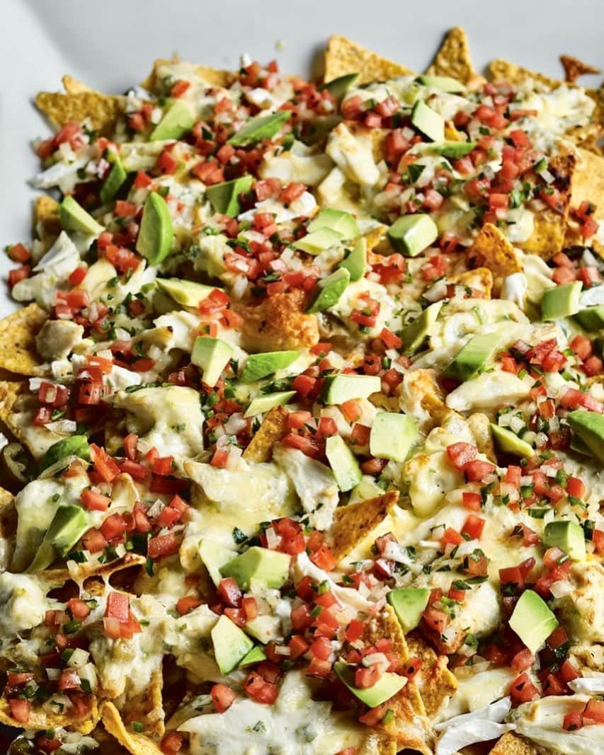アイナ・ガーテンのインスタグラム：「Do I have to watch a football game to eat these Fresh Crab Nachos?? Have fun this weekend!  Recipe link in profile. 📷 @quentinbaconphoto」