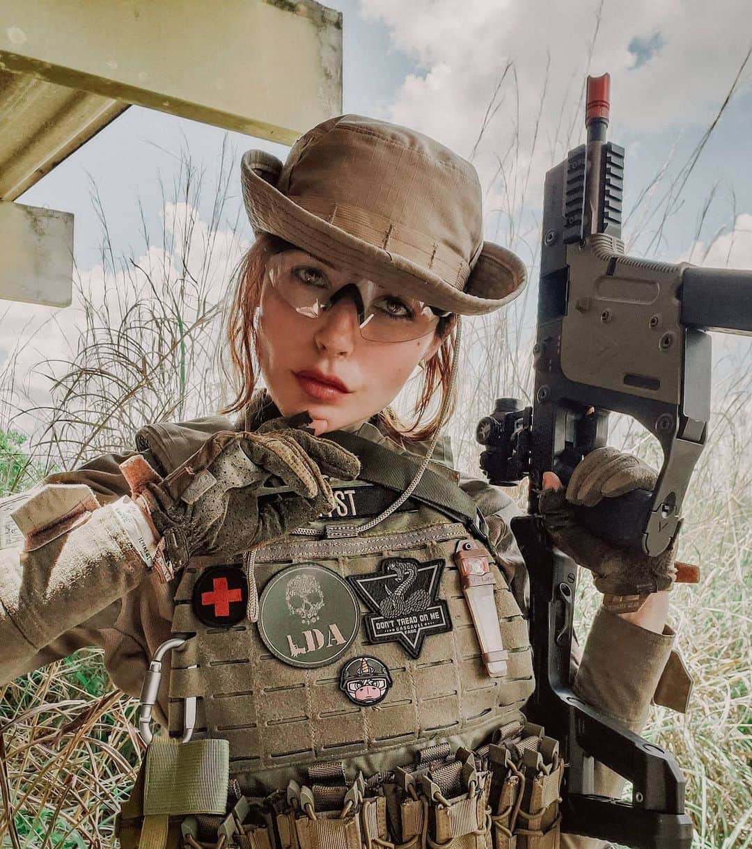 Anna Vargasのインスタグラム：「Você acha necessário regulamentar melhor o Airsoft (enquanto prática esportiva) no Brasil? Volta e meia aparecem projetos de regulamentação em nível regional ou nacional e sempre envoltos em muita polêmica e conflitos de interesses. Ontem fiquei sabendo de um Projeto de Lei que RECONHECE O PAINTBALL E O AIRSOFT COMO DESPORTO E REGULAMENTA SUAS PRÁTICAS E SEUS EQUIPAMENTOS NO ÂMBITO MUNICIPAL DE CUIABÁ, proposto pelo vereador @justino.malheiros . Ainda estou me inteirando do assunto, mas, pelo que já li, o projeto é cheio de armadilhas e, sendo aprovado, vejo que tem o potencial de inviabilizar a prática do airsoft aqui na cidade... Estou bem preocupada, meus amigos...🙁 Por outro lado, o que temos de regulamentação no Brasil nesse momento é muito frágil e a todo momento sofremos com insegurança jurídica. Seja pelo desconhecimento e péssimo julgamento por parte da mídia; Seja nos momentos de adquirir equipamentos de fora ou viajar com nossos equipamemtos para operações fora da nossa cidade; Seja pelos rompantes desarmanentistas que acabam nos afetando por tabela; Seja em ocasiões como esta que vos apresentei, em que podemos ter nossa atividade predileta proibida, prejudicada ou inviabilizada por decisão de pessoas que nunca sequer pisaram em campo e estão completamente alienadas dos reais anseios e necessidades da comunidade do Airsoft. A saber, atualmente o nosso esporte é regulamentado no Brasil pelos dispositivos: PORTARIA 002-COLOG, DE 26 DE FEVEREIRO DE 2010; DECRETO Nº 3.665, DE 20 DE NOVEMBRO DE 2000, conhecido como R-105, e seu Anexo I, que fornece a relação dos produtos controlados; PORTARIA Nº 56 - COLOG, DE 5 DE JUNHO DE 2017. . #airsoft #cuiaba #colog002」