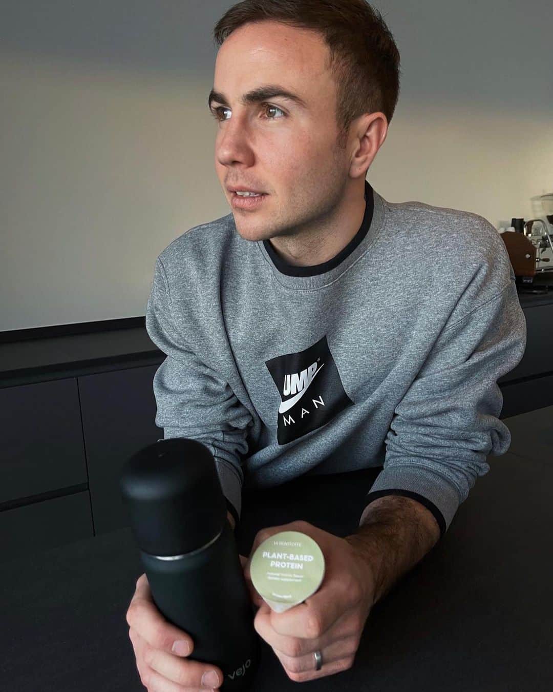 マリオ・ゲッツェのインスタグラム：「I joined Vejo to develop some new protein blends for athletes and everybody who likes to work out and stay in shape. 🔥💪🏻 Really happy with the result! They taste amazing. Are you team chocolate or team vanilla?😄」