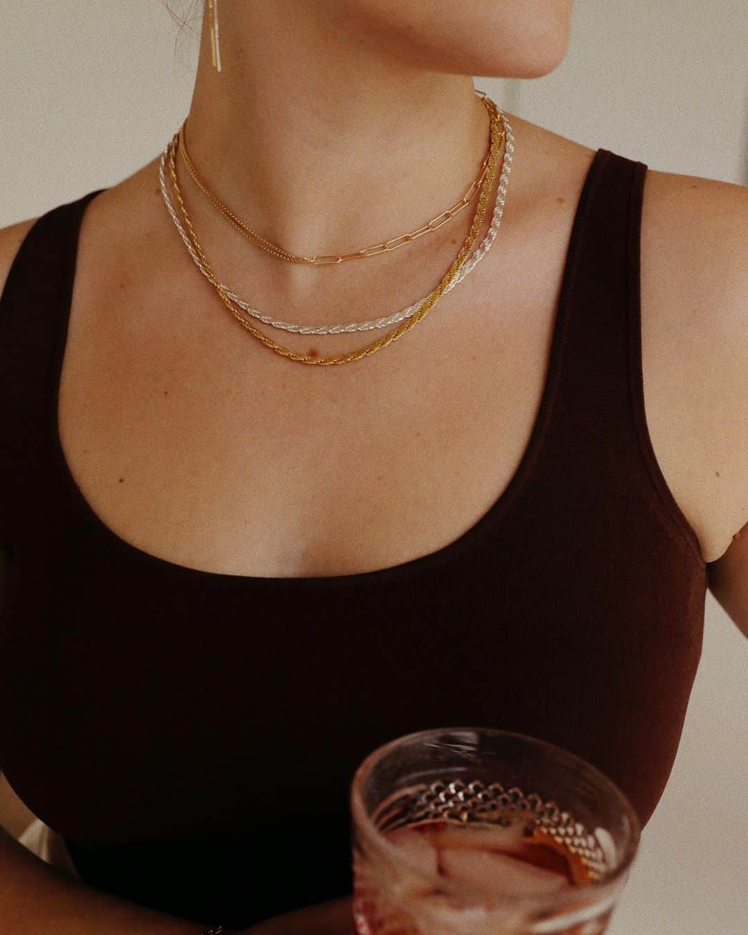 Estée Lalondeのインスタグラム：「Details @daisy_jewellery ✨Doubling up on my #esteelalondeXdaisy Intention chain + my Duality chain 💫 (•ad/brand collab) #linkinbio」