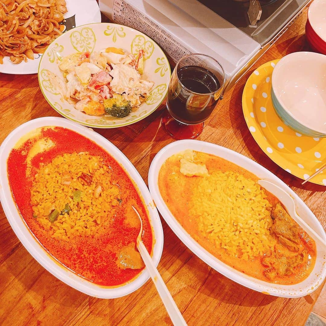 スザンヌさんのインスタグラム写真 - (スザンヌInstagram)「久しぶりの#スリランカカレー　🍛🇱🇰  ずっとずっと食べたかったけど 行けなくて、 #おうちごはん　って熊本の宅配サービスに愛しのスリがあったから頼んでみた😂❤️❤️❤️  調子に乗ってリアルレッド10にしてみたら火が出る辛さ🔥でした🤤 でも美味しかった♡刺激的🙏  あとは昨日の残りの鍋に新たな具材でコトコトしたりお肉焼いたりチビ達用にあれこれ♡  今日リモート収録のため届けてくださった山形の#あじまん　を食後に🤤美味。  お腹いーっぱい！！ご馳走さまでした😊  金曜日🌝息子も寝たし、 わたしは夜更かしして #ホームランドシーズン8  最後までみるんだ！（続き気になりすぎてAmazon primeでレンタル） 最終回寂しいけど見届けたい☺️」1月23日 0時42分 - suzanneeee1028