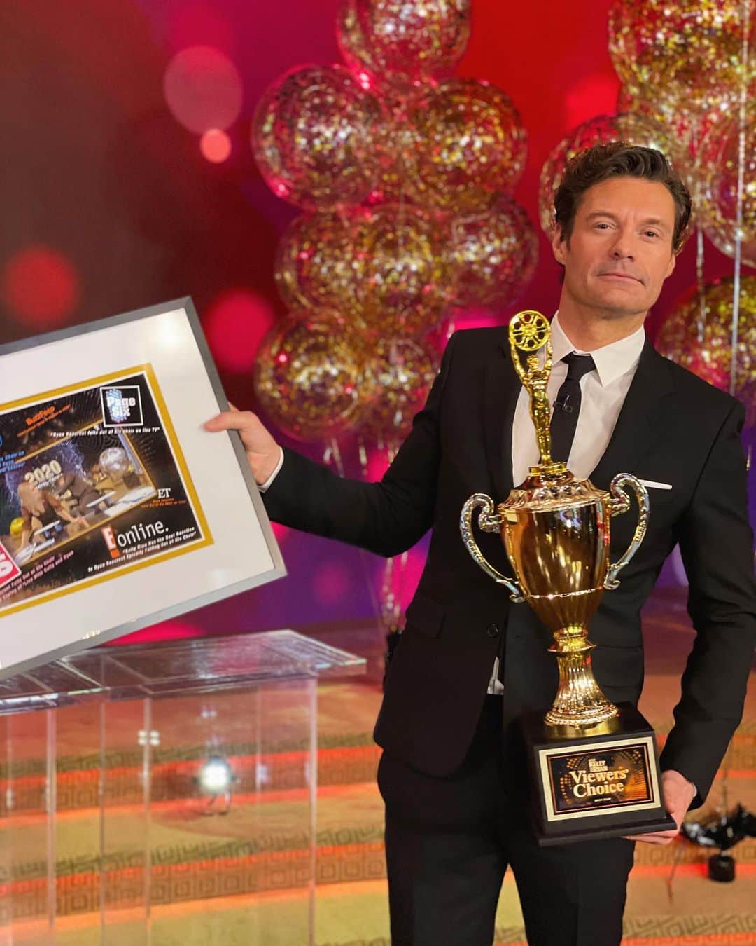 ライアン・シークレストのインスタグラム：「My high school participation trophy has a new friend. 2021 is off to a better start!」
