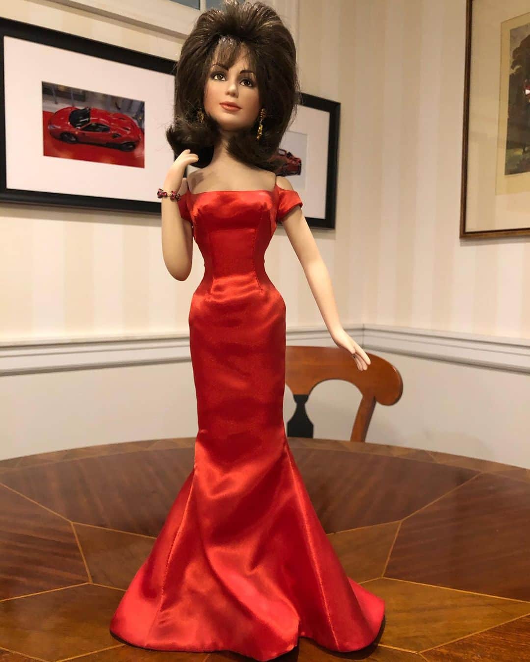 スーザン・ルッチのインスタグラム：「Flashback to the porcelain “ERICA KANE” doll—great gown/big hair—I really liked her💃🏽💃🏽💃🏽」
