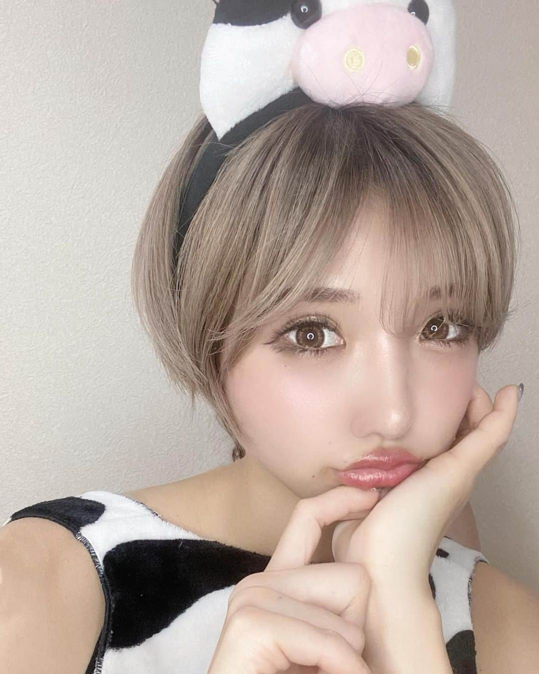 のインスタグラム：「ちなつパーティー⸜🌷︎⸝‍. . . . うし好評やった🤣🥰🕺✨  .  #作品撮り #サロンモデル #猫目 #impression_shots#lovers_nippon_portrait #explorejpn #ビジョビ  #関西サロンモデル #関西サロンモデル募集中 #関西サロンモデル募集 #サロモ #ヘアモデル #メイク好きさんと繋がりたい  #フリーモデル#関西モデル #お洒落さんと繋がりたい #カラコンレポ #make #ショート#ショートヘアモデル #tiktok #ブリーチカラー #バイヤレージュ #ピンクカラー #パープルカラー #ダブルカラー  .」