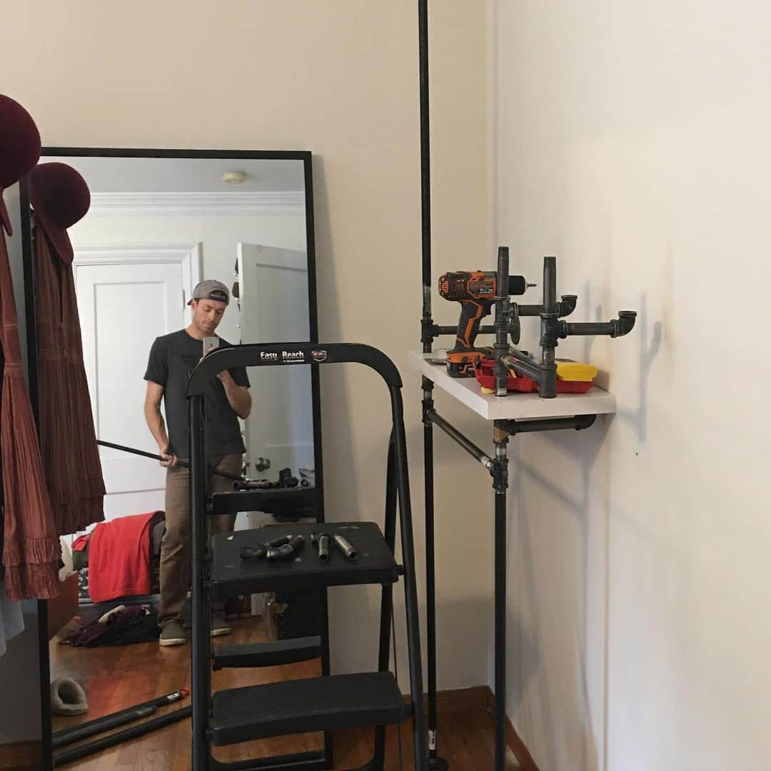 ライアン・ダニエル・ドブソンさんのインスタグラム写真 - (ライアン・ダニエル・ドブソンInstagram)「Our tiny house has tiny closets so I built a clothing rack + vanity out of pipes and reclaimed boards」1月23日 0時47分 - ryanddobson