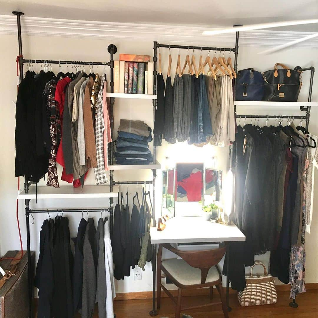 ライアン・ダニエル・ドブソンさんのインスタグラム写真 - (ライアン・ダニエル・ドブソンInstagram)「Our tiny house has tiny closets so I built a clothing rack + vanity out of pipes and reclaimed boards」1月23日 0時47分 - ryanddobson