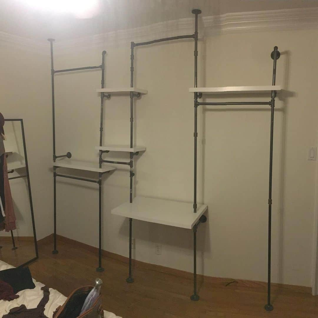 ライアン・ダニエル・ドブソンさんのインスタグラム写真 - (ライアン・ダニエル・ドブソンInstagram)「Our tiny house has tiny closets so I built a clothing rack + vanity out of pipes and reclaimed boards」1月23日 0時47分 - ryanddobson