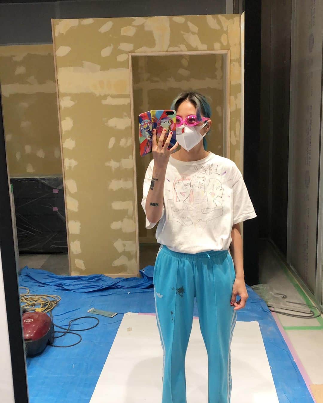 MAIMI☻KOBINAIのインスタグラム：「KOBINAI ラフォーレ原宿店CLOSE まで残り8日間そして 新たなる挑戦！色んな感情がザワザワしてます。 写真は、今のお店をイチからつくったとき。色んな想いが込み上げてくる。  1.30-1.31 2日間 15:00-20:00まで店頭にいます。 みんなと、逢えたらいいな。 感謝で最終日立ちたいと思います❗️  チョ ベリ🚬🫀グ」