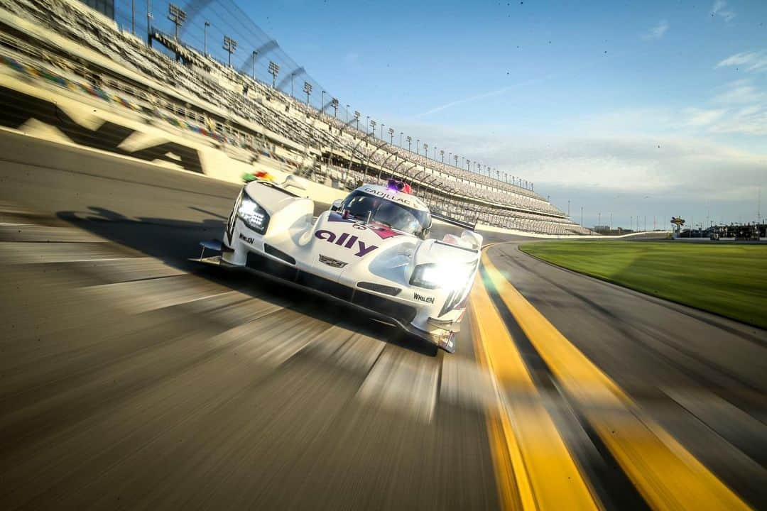 小林可夢偉のインスタグラム：「Time for racing back again! #allycadillac #daytona24」