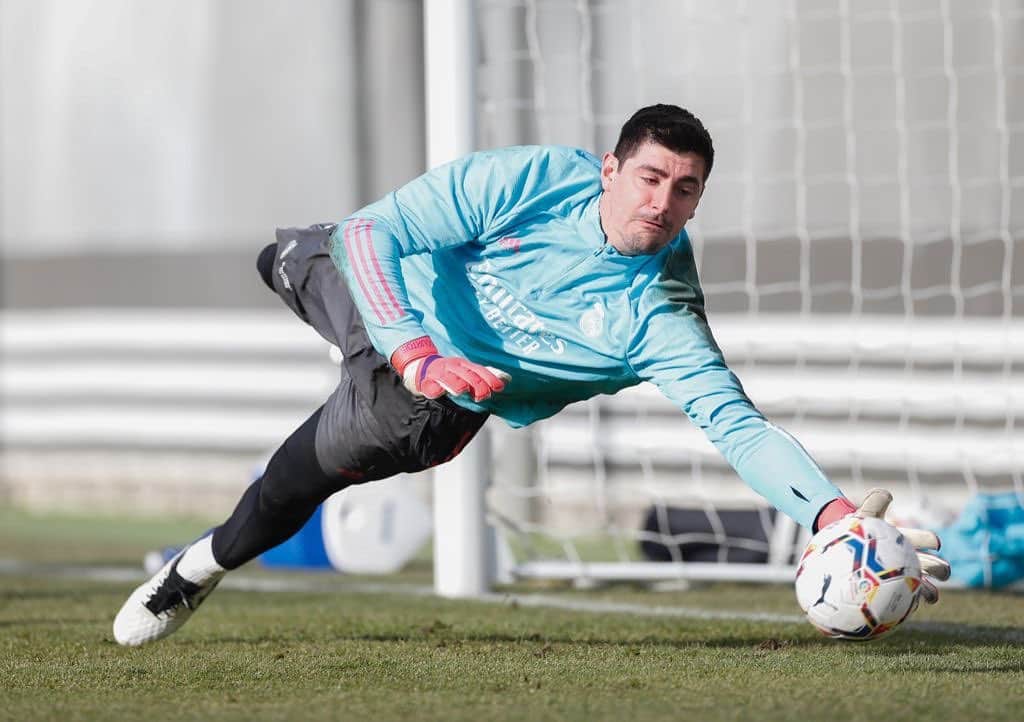 ティボ・クルトゥワのインスタグラム：「Mañana volvemos a jugar en #LaLiga. Listos para viajar a Vitoria en busca de los 3 puntos! #HalaMadrid」