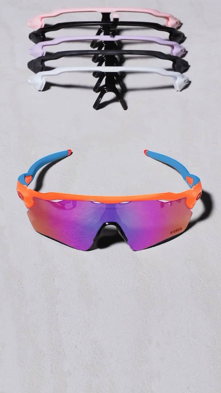 OAKLEYのインスタグラム：「Choose your frame. Pick your color. Find yourself. What sunglasses will you be customising? 👇 🎨 #MyOakleyCustom」