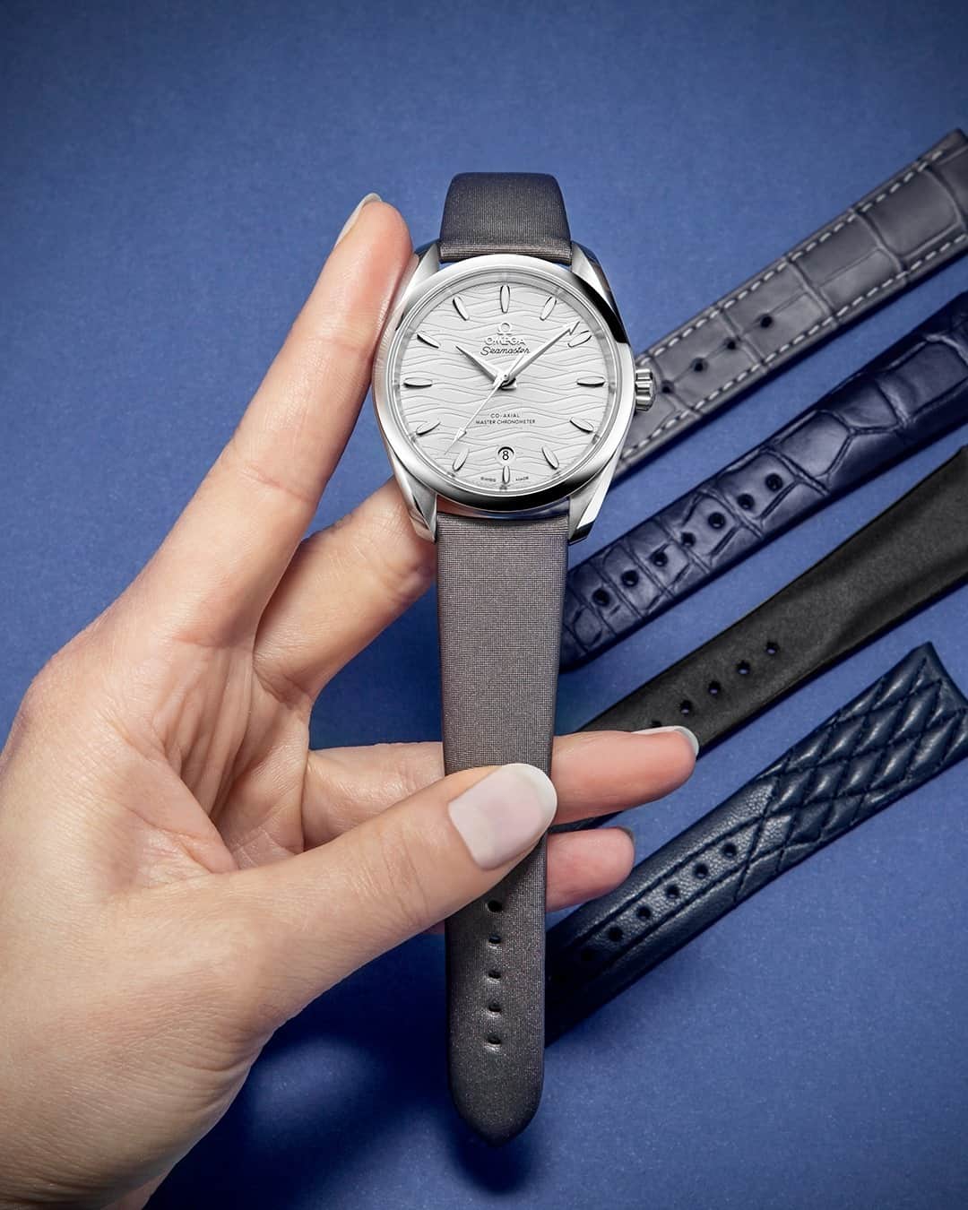 オメガのインスタグラム：「#OMEGAStraps  Change the look of your #OMEGA with just a few clicks. Our straps are now online in selected countries.」